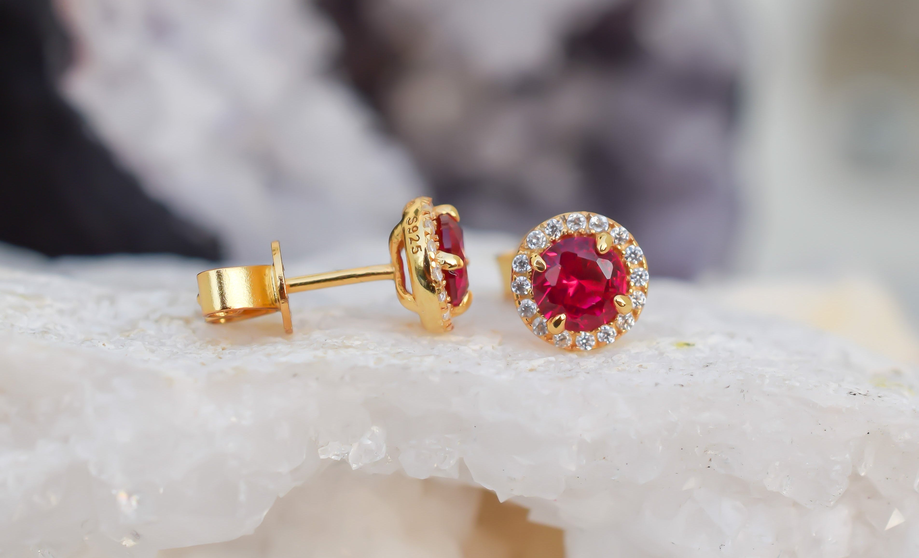 gouden robijn oorbellen, oorbellen robij, 18k gouden robijn oorsieraden, oorbellen ruby, ruby gold oorbellen, birthstone oorbellen, geboortesteen oorbellen, rode oorbellen, ronde oorbellen, gouden ruby oorknoppen, sieraden, gouden sieraden, zilveren rode oorbellen