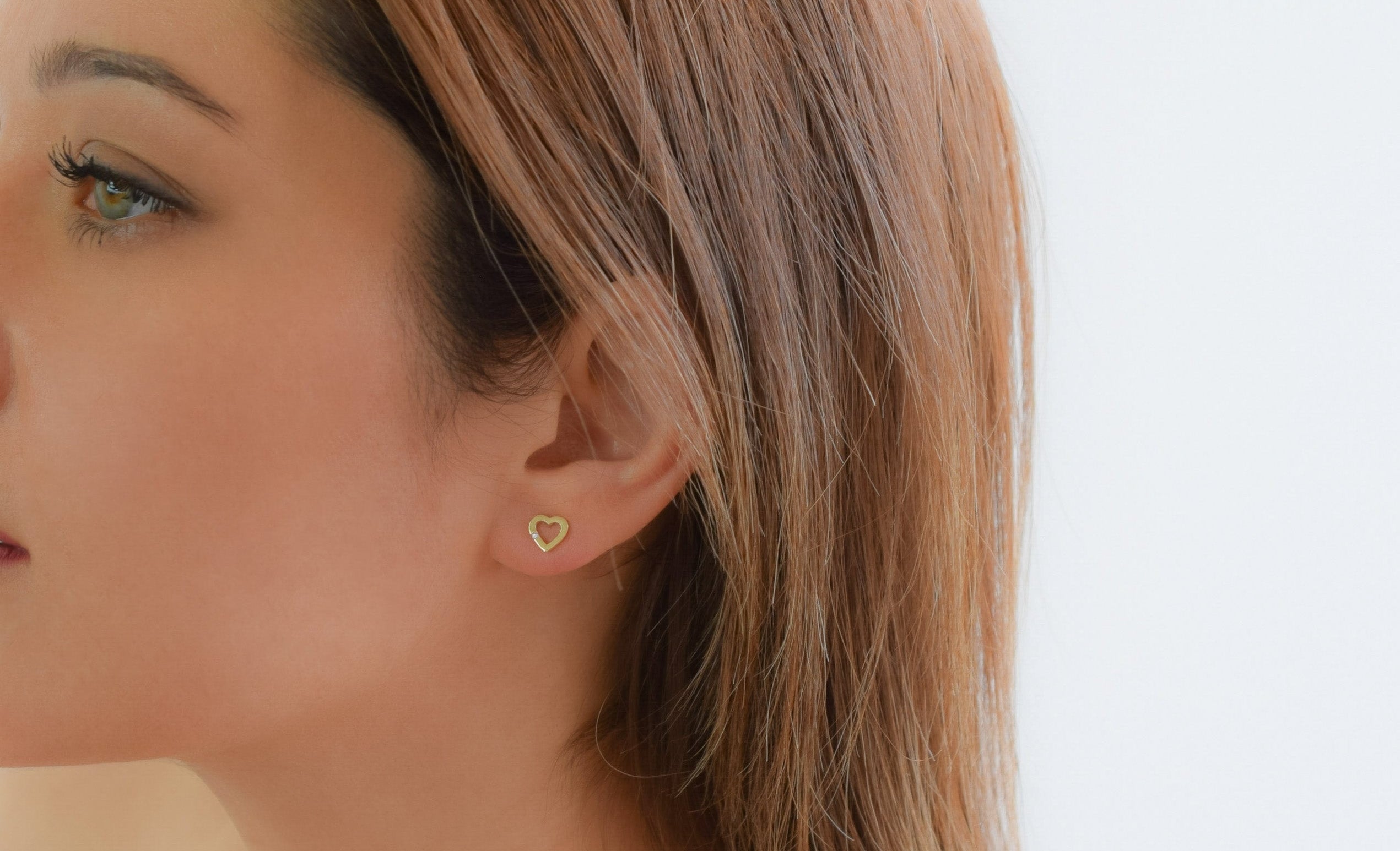 14 karaat oorbellen, hartjes oorknoppen met steen, dames oorknoppen hartjes met steen, subtiele hartjes oorbellen