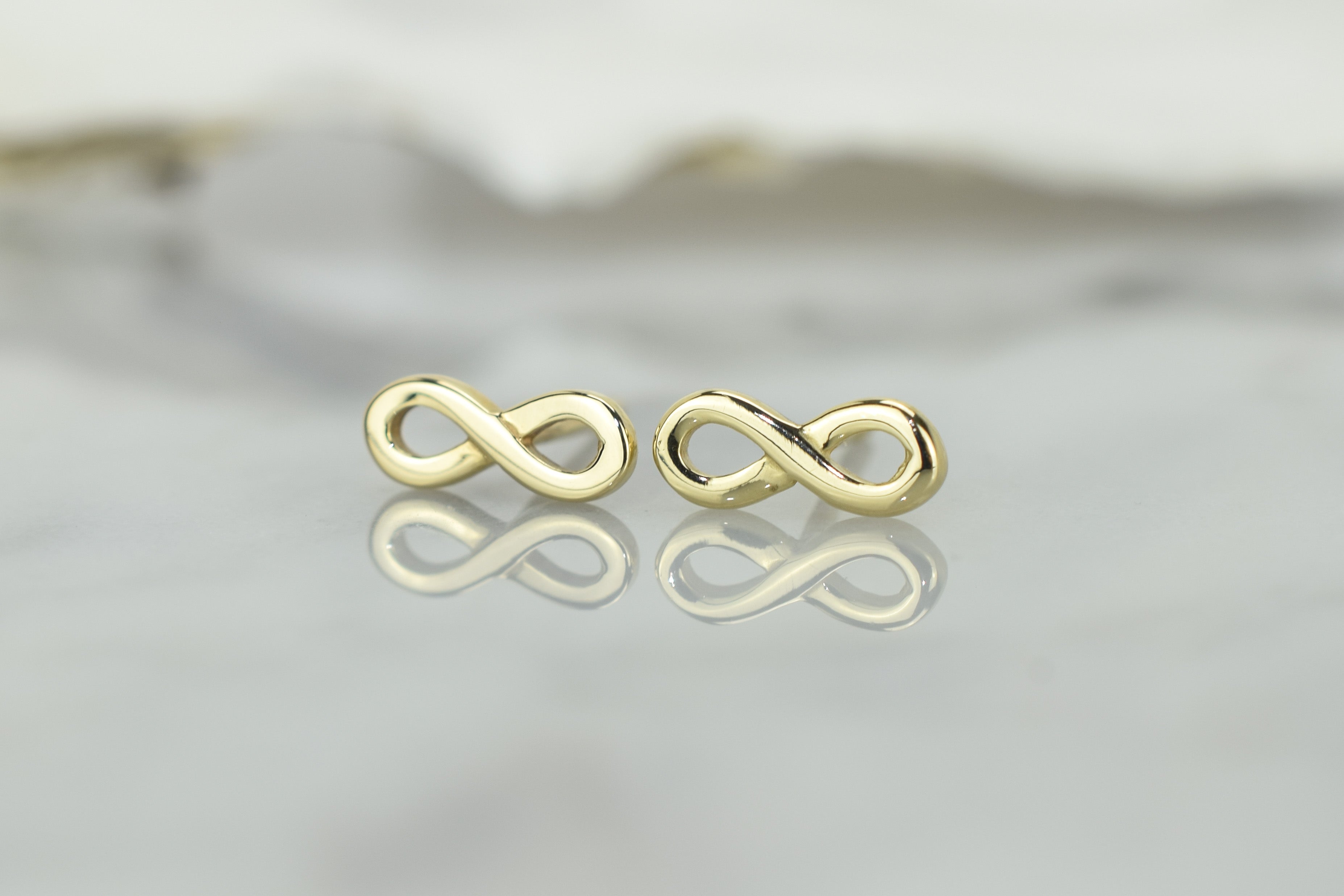 14k oorbellen, oorbellen goud aparte vorm, unieke oorknoppen 14 karaat goud, dames oorbellen goud, sierlijke oorbellen goud, dames oorknoppen 14 karaat