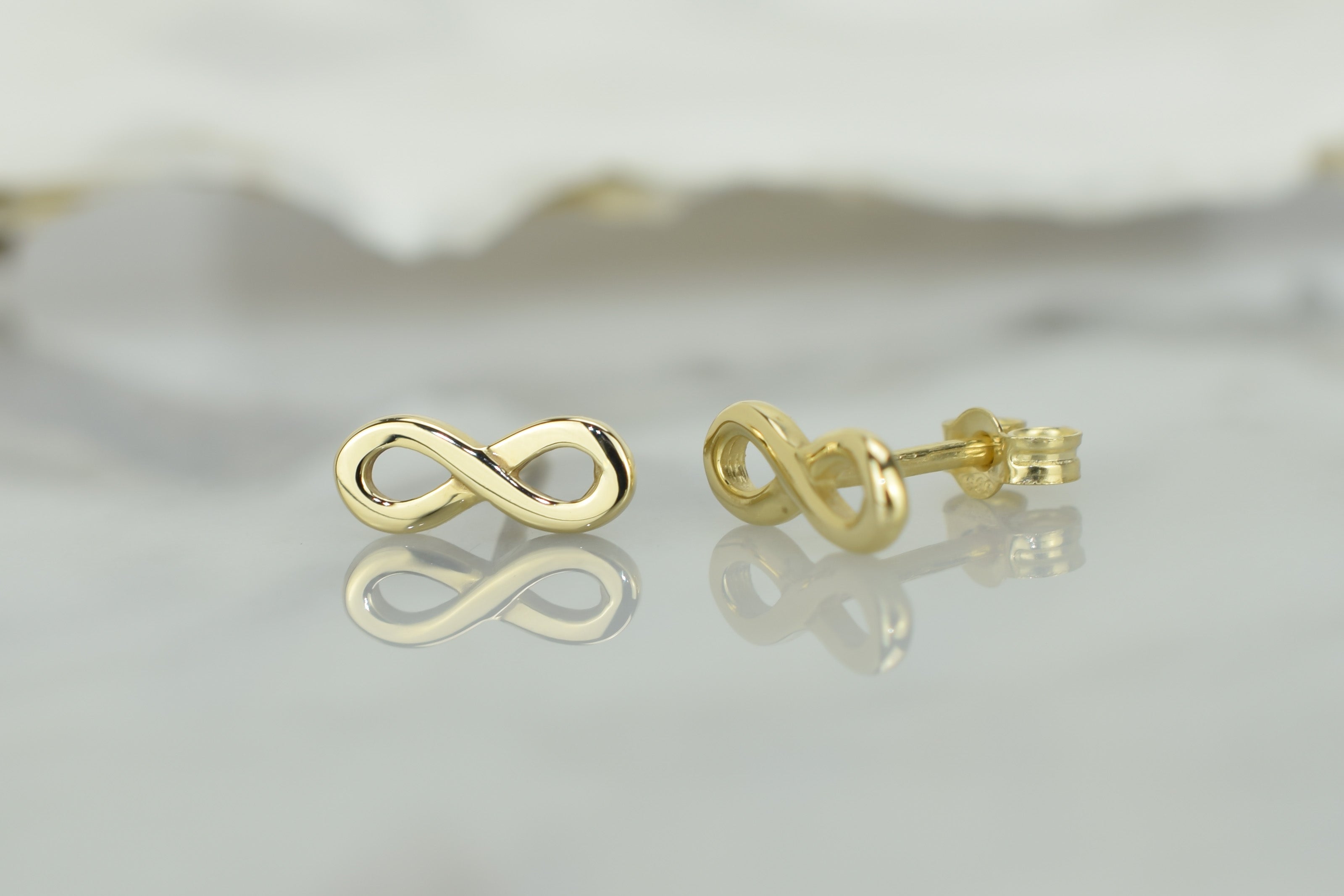 14k oorbellen, oorbellen goud aparte vorm, unieke oorknoppen 14 karaat goud, dames oorbellen goud, sierlijke oorbellen goud, dames oorknoppen 14 karaat