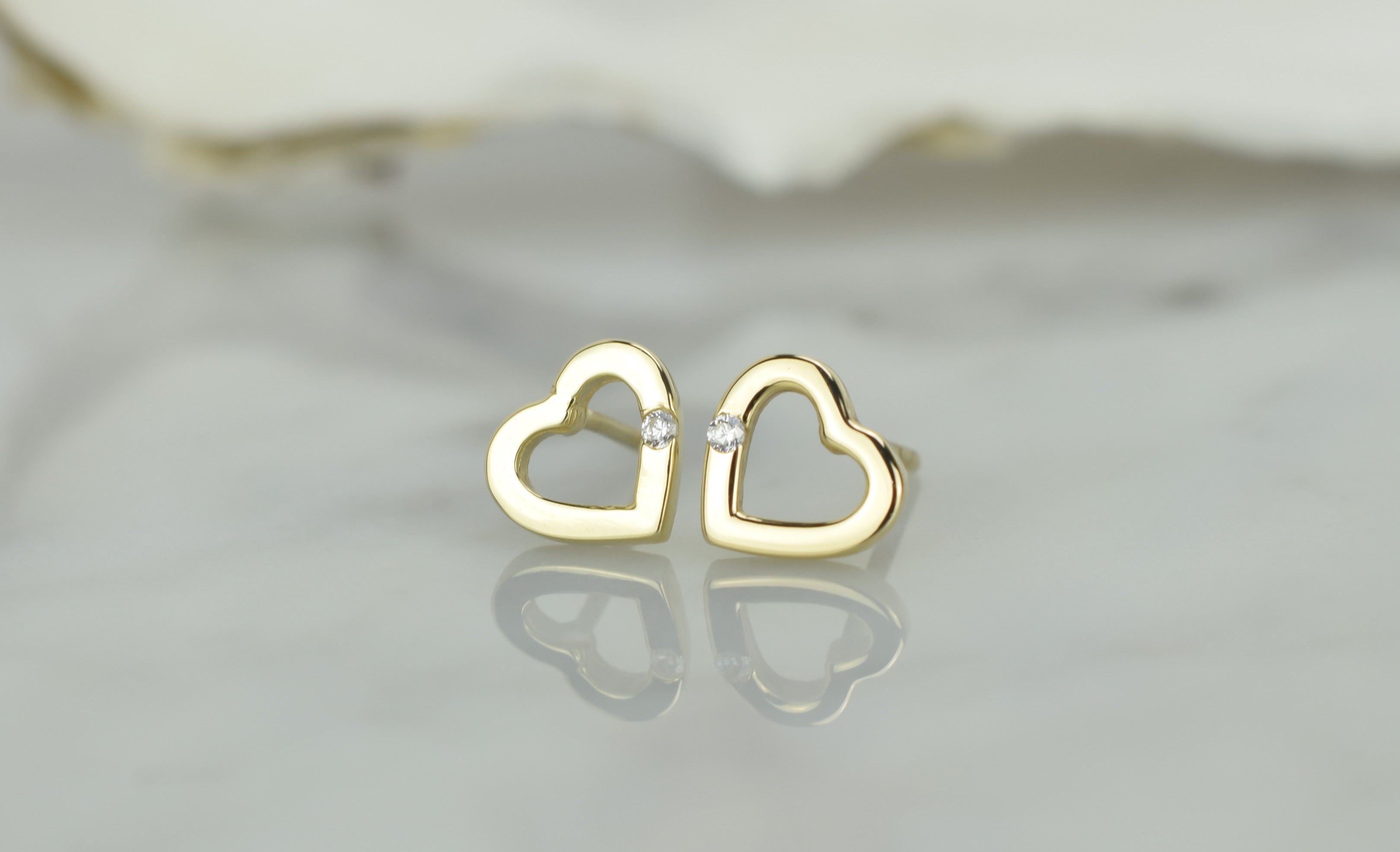 14 karaat oorbellen, hartjes oorknoppen met steen, dames oorknoppen hartjes met steen, subtiele hartjes oorbellen