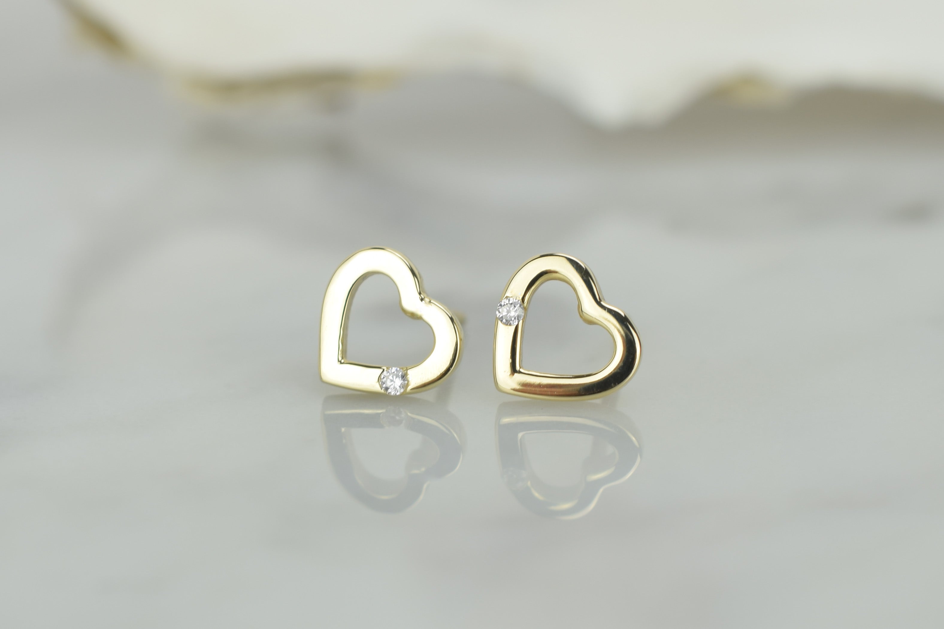 14 karaat oorbellen, hartjes oorknoppen met steen, dames oorknoppen hartjes met steen, subtiele hartjes oorbellen