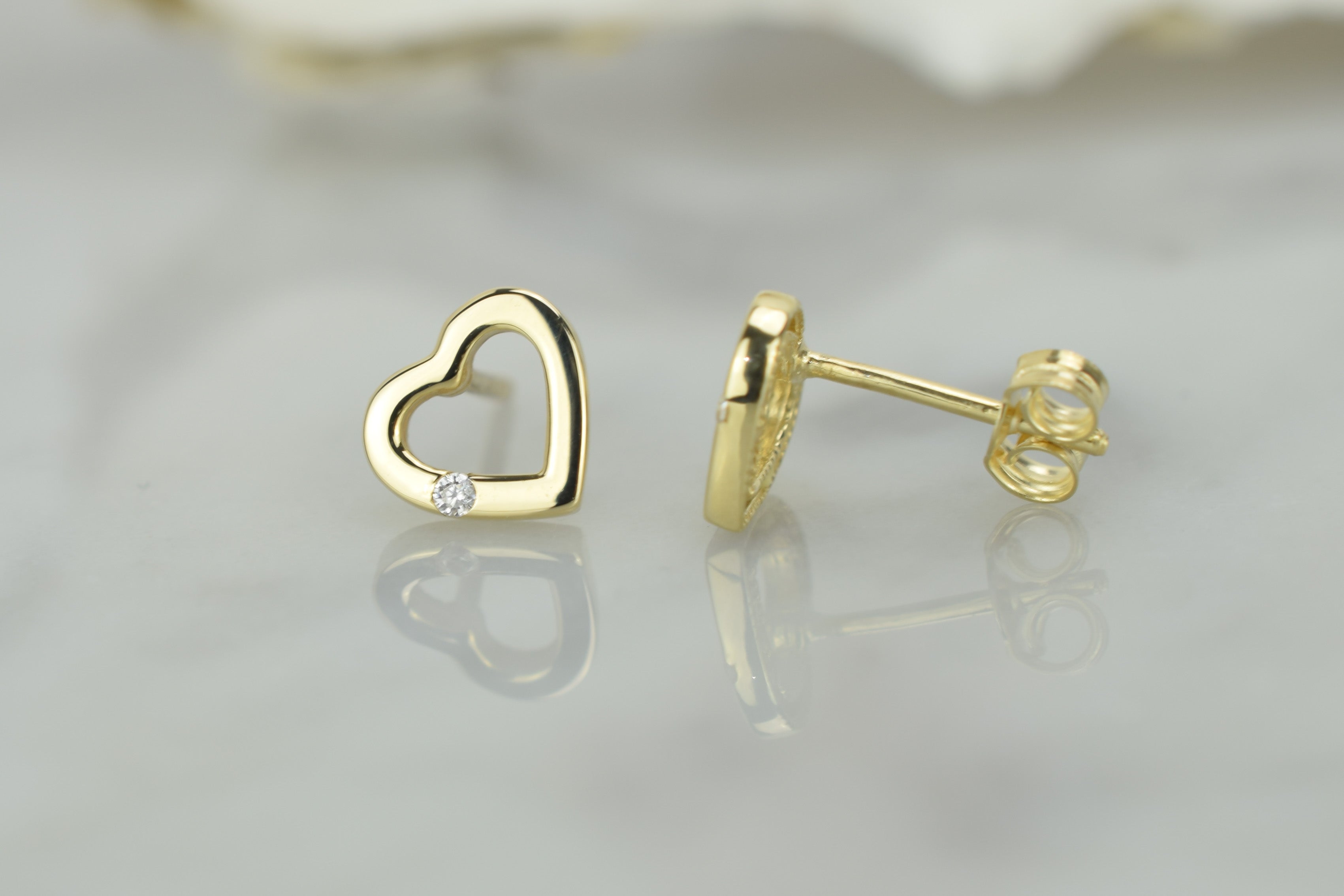 14 karaat oorbellen, hartjes oorknoppen met steen, dames oorknoppen hartjes met steen, subtiele hartjes oorbellen