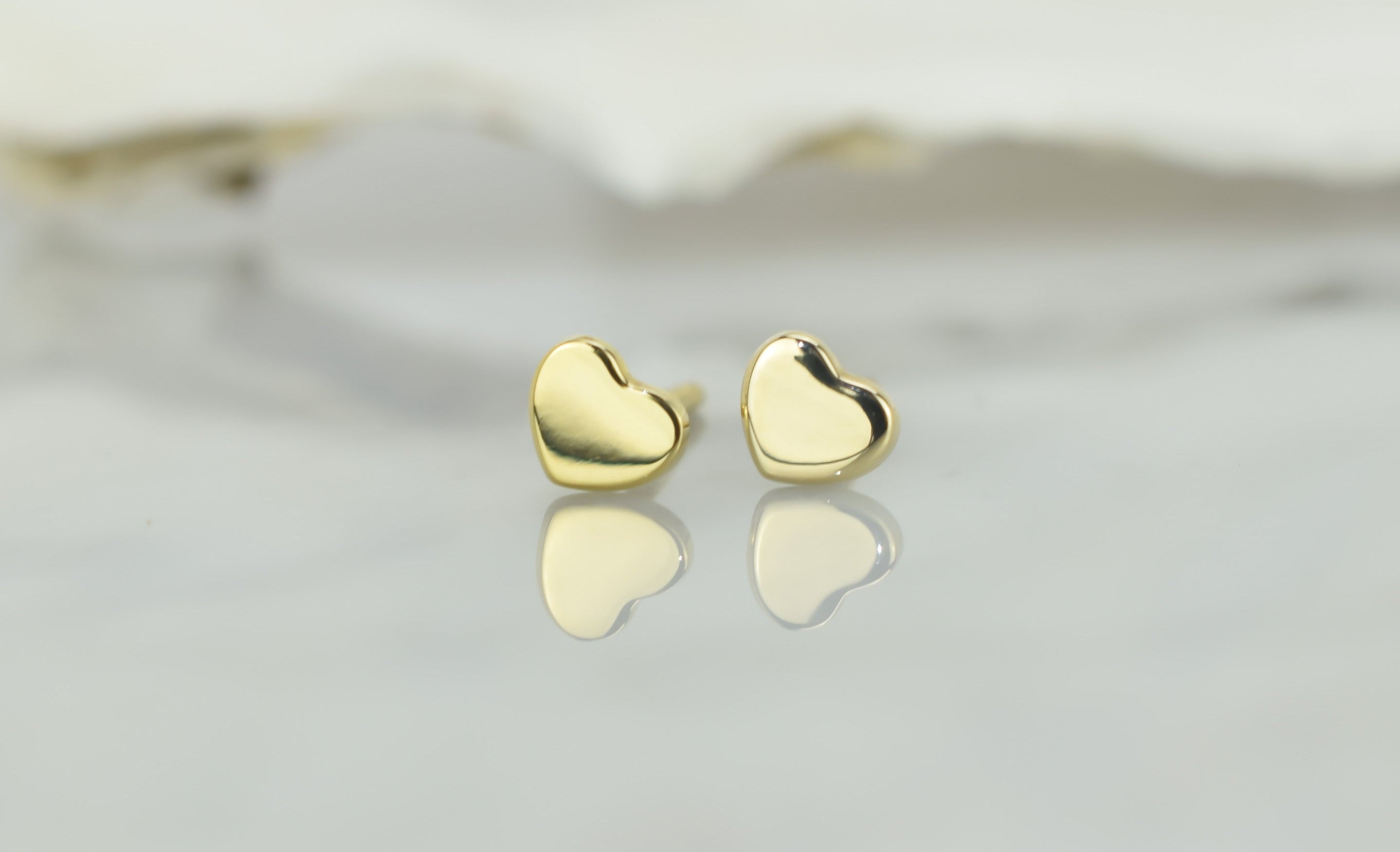 Gouden oorbellen haryjes, dames hartjes oorbellen 14 karaat, kleine gouden hartjes oorknoppen, dichte harten oorbellen meisjes, 14 karaat gouden hart oorbellen