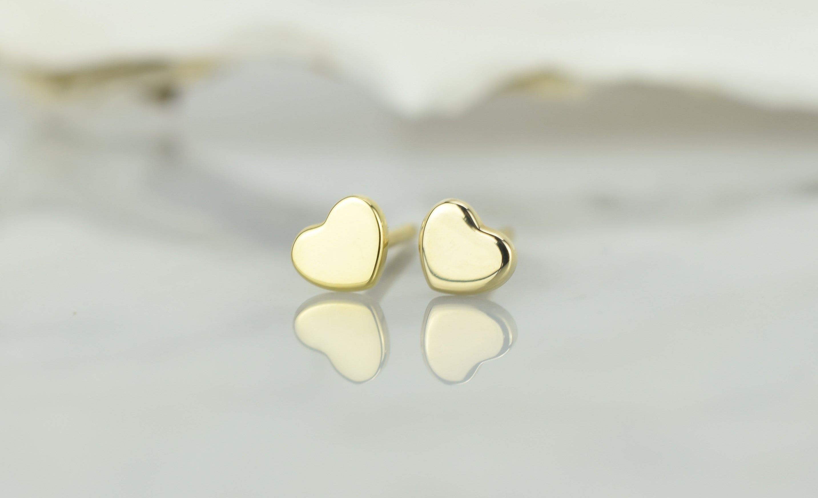 Gouden oorbellen haryjes, dames hartjes oorbellen 14 karaat, kleine gouden hartjes oorknoppen, dichte harten oorbellen meisjes, 14 karaat gouden hart oorbellen