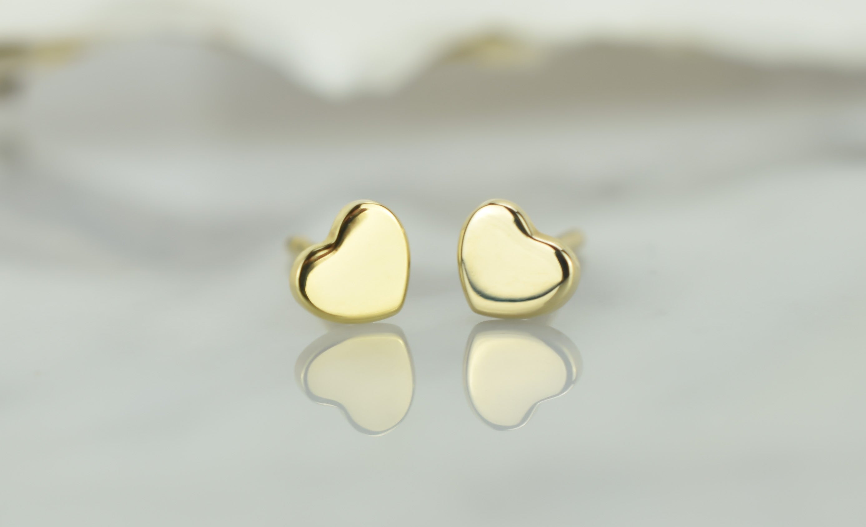 Gouden oorbellen haryjes, dames hartjes oorbellen 14 karaat, kleine gouden hartjes oorknoppen, dichte harten oorbellen meisjes, 14 karaat gouden hart oorbellen