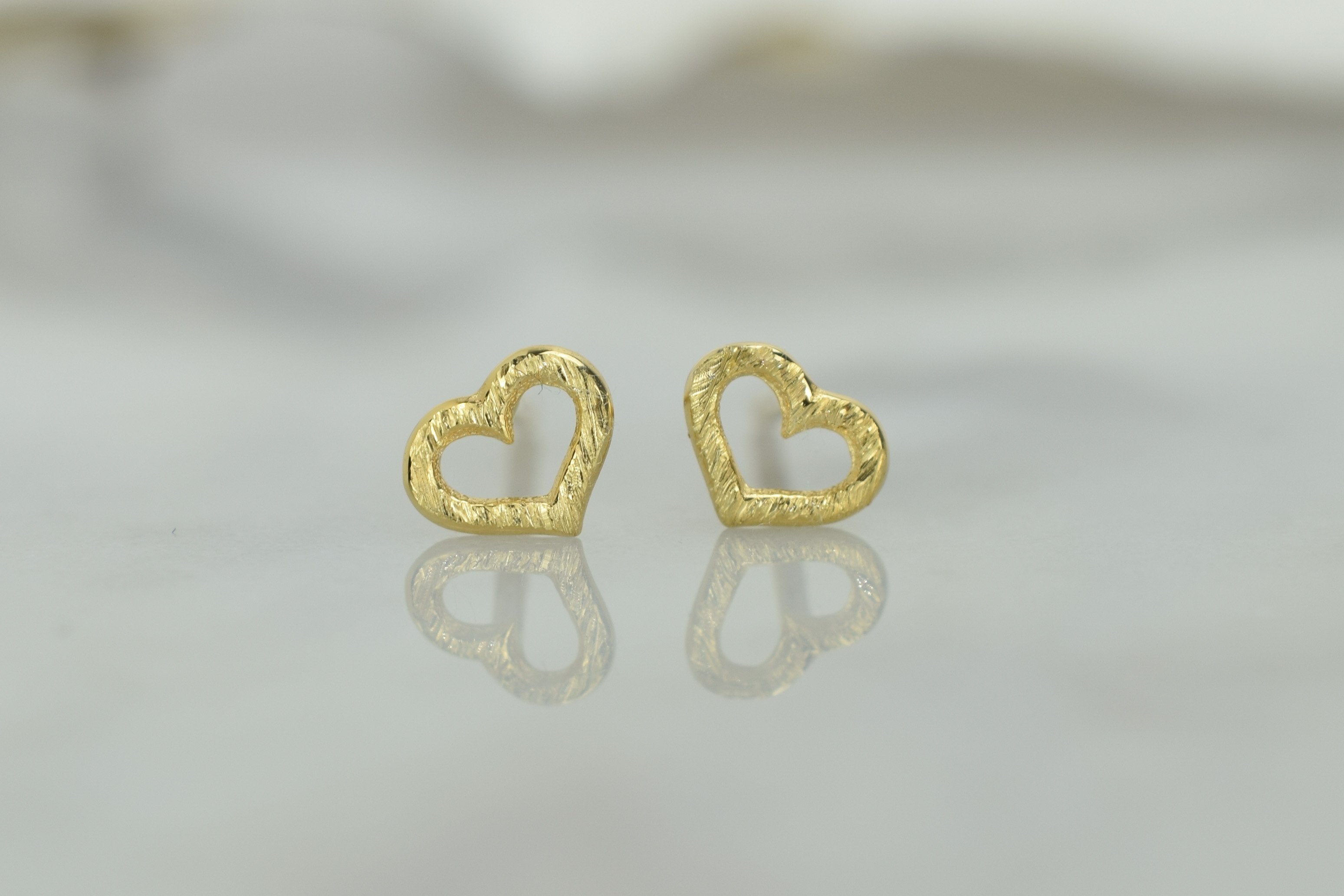 Gouden hart oorknoppen, 14 karaat oorbellen, oorbellen open hartjes, 14k kleine hartjes oorknoppen goud, oorbellen gouden voor dames, kinder gouden oorbellen hartjes, geborstelde goud oorbellen