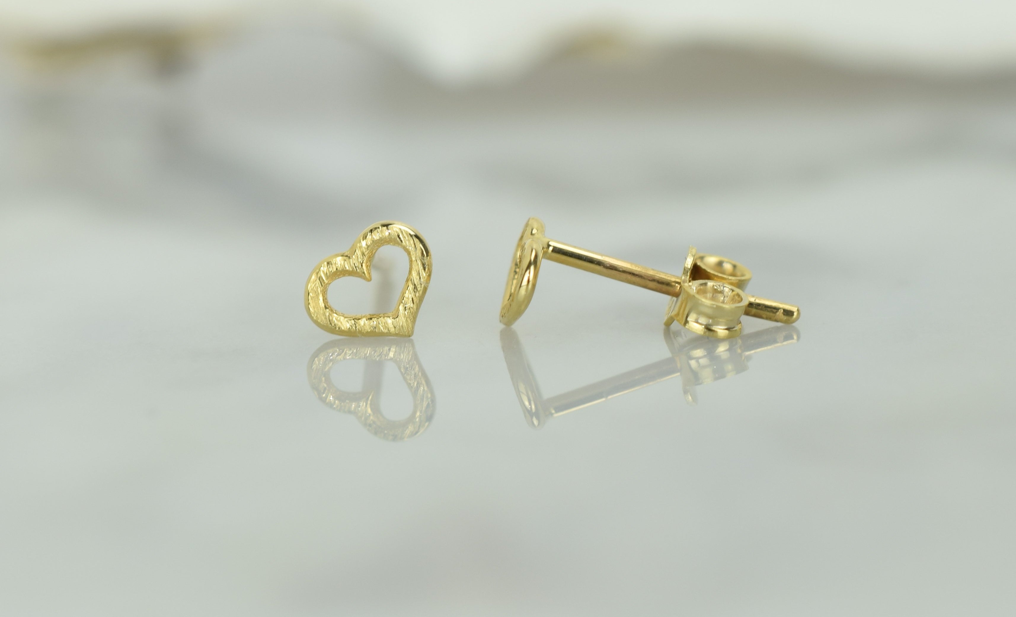 Gouden hart oorknoppen, 14 karaat oorbellen, oorbellen open hartjes, 14k kleine hartjes oorknoppen goud, oorbellen gouden voor dames, kinder gouden oorbellen hartjes, geborstelde goud oorbellen