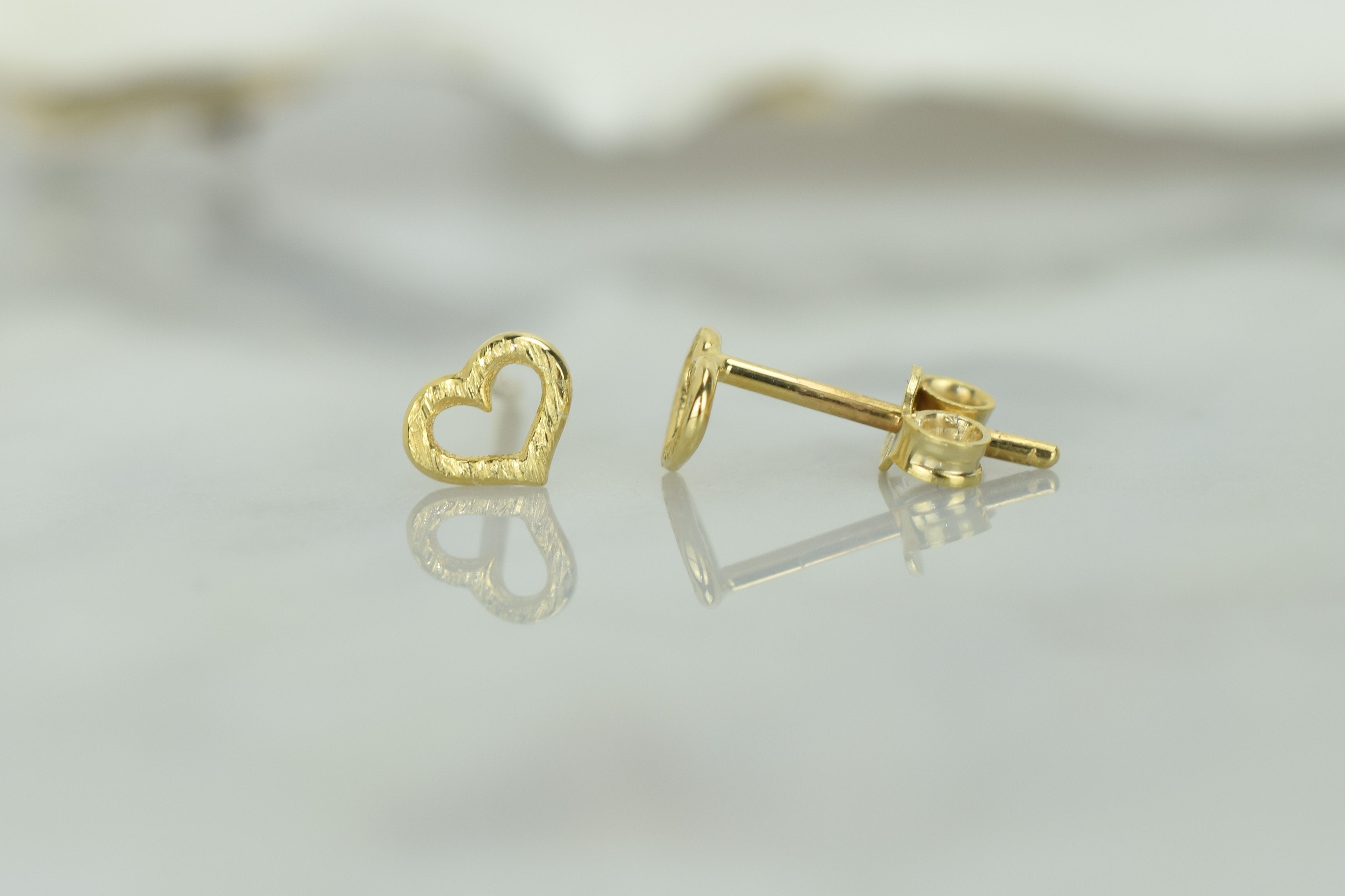 Gouden hart oorknoppen, 14 karaat oorbellen, oorbellen open hartjes, 14k kleine hartjes oorknoppen goud, oorbellen gouden voor dames, kinder gouden oorbellen hartjes, geborstelde goud oorbellen