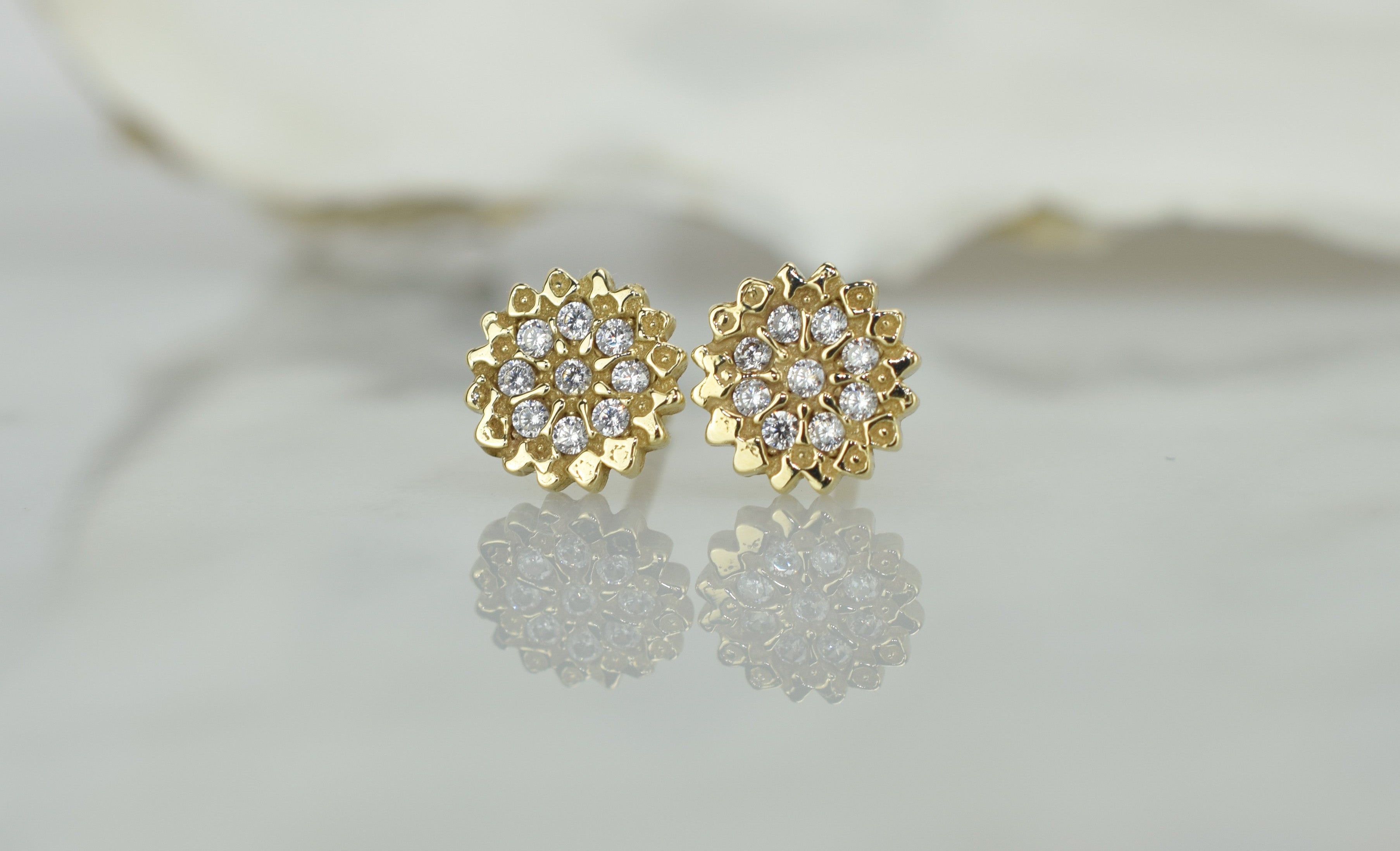 14k gouden bloemen oorbellen, gouden bloemen oorknoppen, oorbellen 14k bloemen motief oorbellen, oorknoppen 14karaat kleine bloemen met stenen