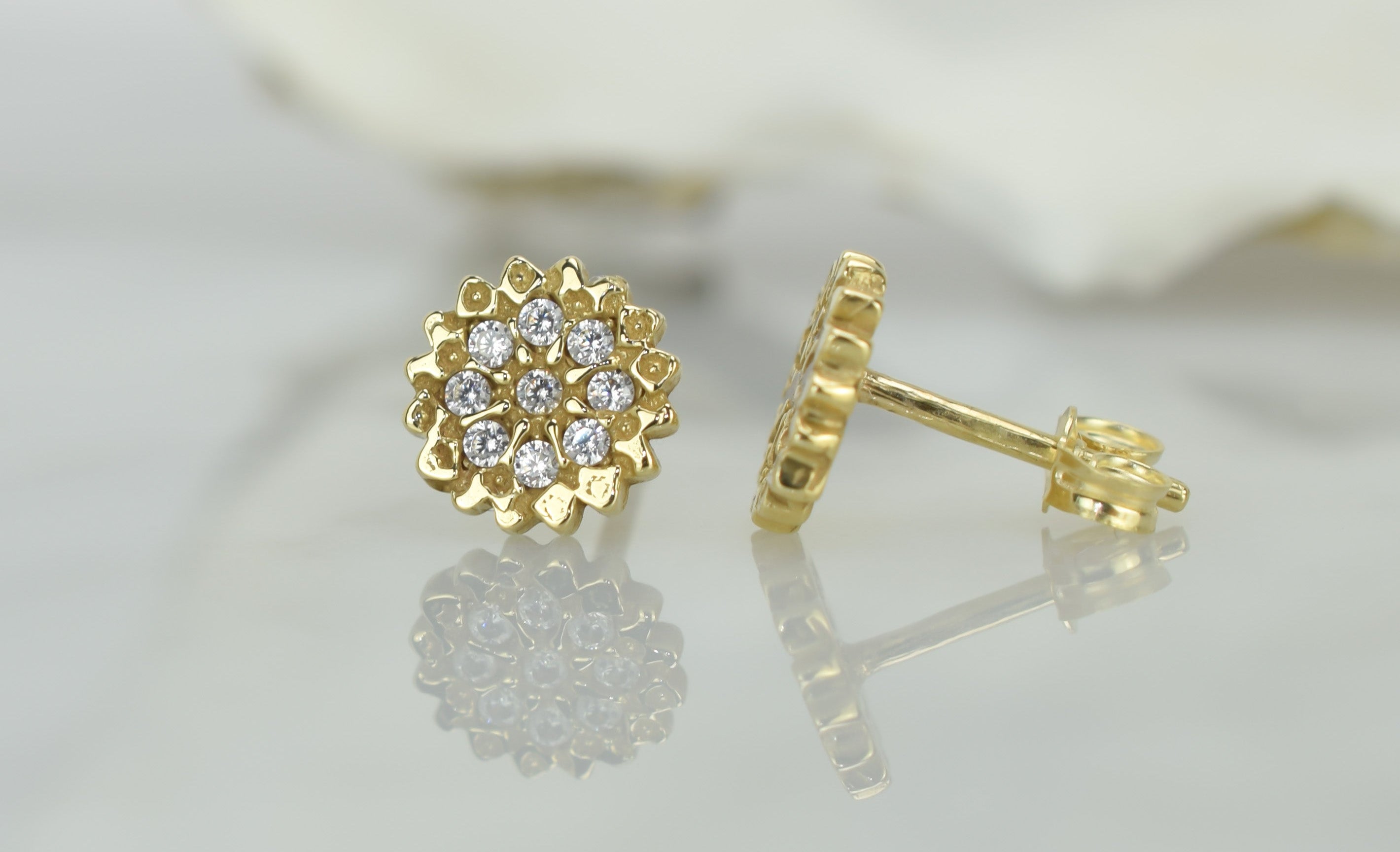 14k gouden bloemen oorbellen, gouden bloemen oorknoppen, oorbellen 14k bloemen motief oorbellen, oorknoppen 14karaat kleine bloemen met stenen