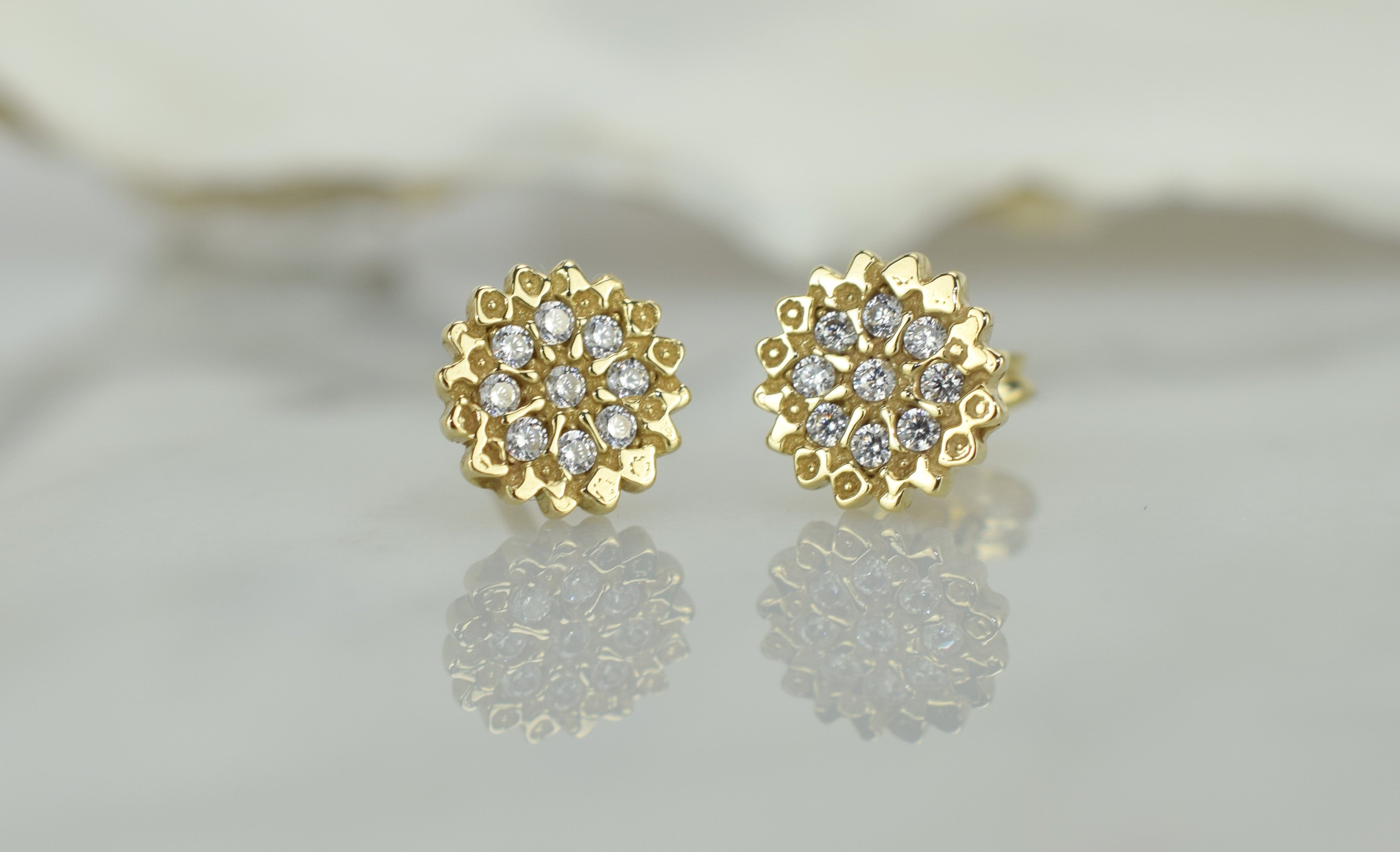 14k gouden bloemen oorbellen, gouden bloemen oorknoppen, oorbellen 14k bloemen motief oorbellen, oorknoppen 14karaat kleine bloemen met stenen