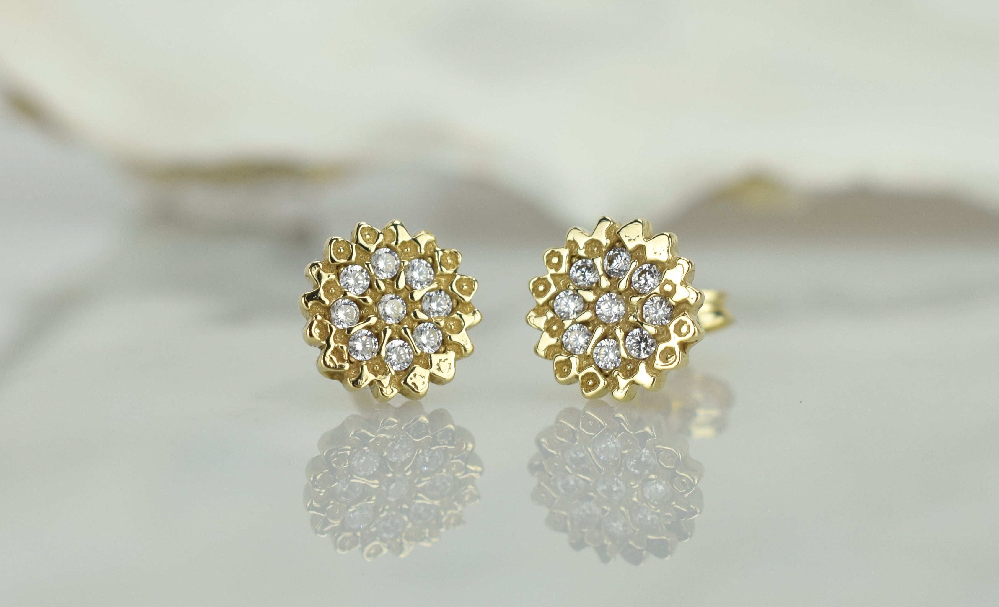 14k gouden bloemen oorbellen, gouden bloemen oorknoppen, oorbellen 14k bloemen motief oorbellen, oorknoppen 14karaat kleine bloemen met stenen