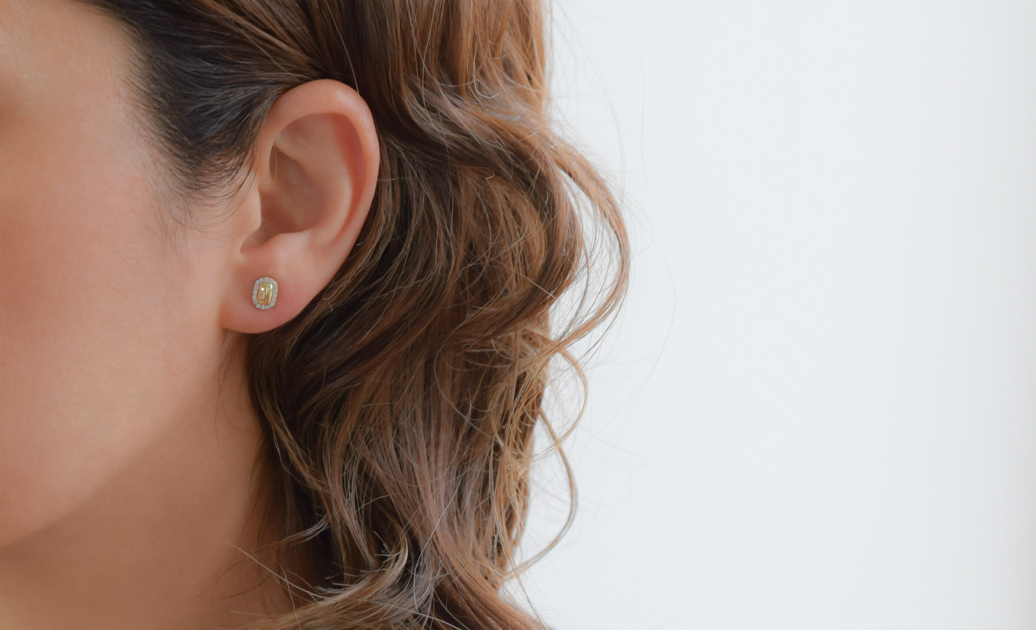 14k oorbellen, rechthoekige oorbellen, halo oorbellen goud, 14k dames gouden oorbellen, oorknoppen 14k met stenen, 14karaat oorbellen rechthoekig, gouden minimalistische oorbellen, gouden klassieke oorbellen