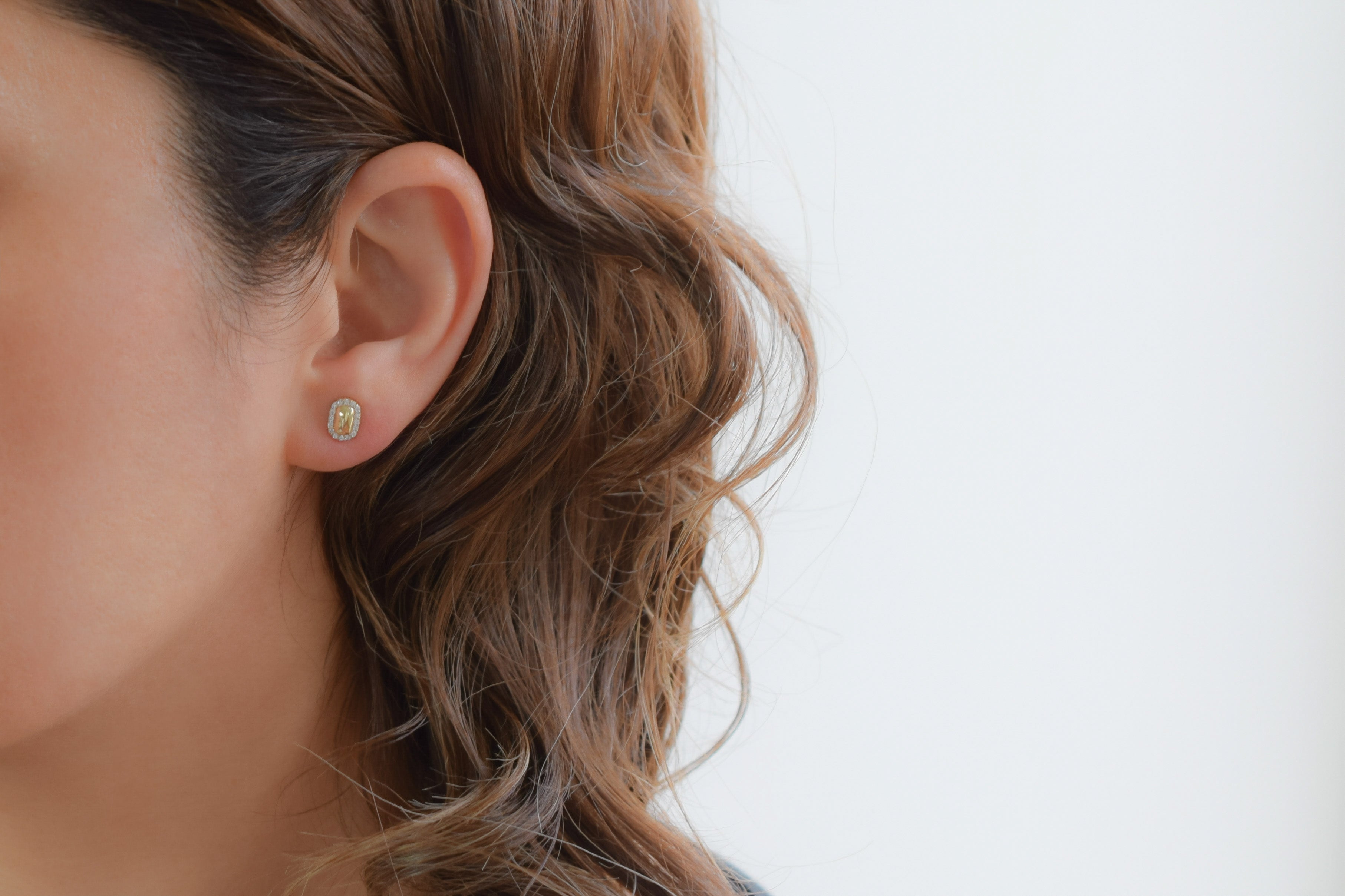 14k oorbellen, rechthoekige oorbellen, halo oorbellen goud, 14k dames gouden oorbellen, oorknoppen 14k met stenen, 14karaat oorbellen rechthoekig, gouden minimalistische oorbellen, gouden klassieke oorbellen