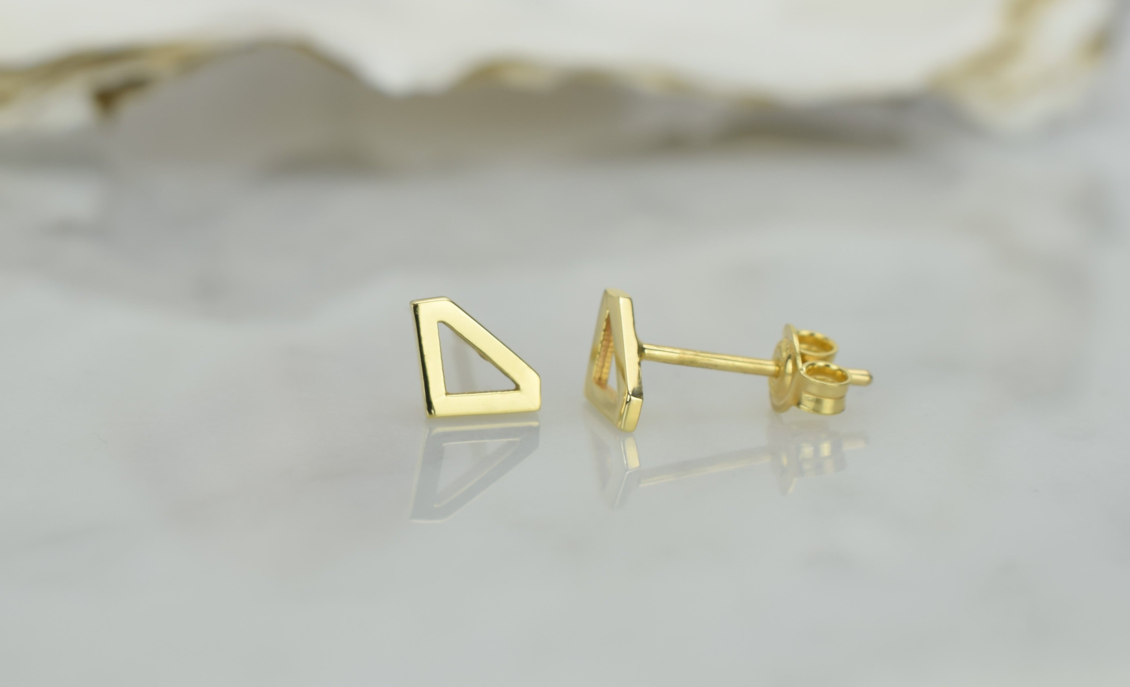 14k oorknoppen diamant, diamantvormige oorbellen goud, subtiele oorbellen goud, oorbellen 14k diamantvormige oorknoppen, oorbellen zonder stenen