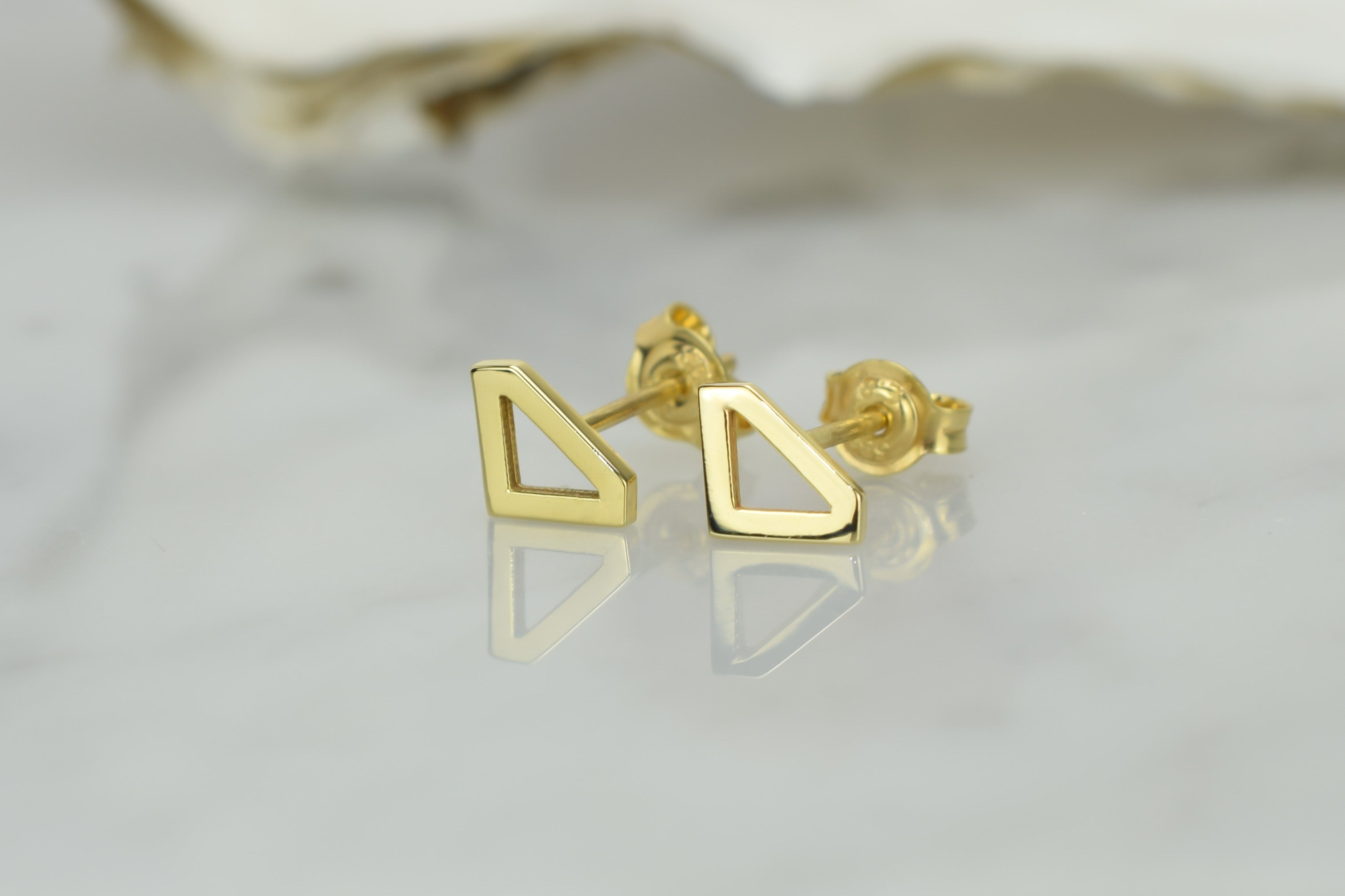 14k oorknoppen diamant, diamantvormige oorbellen goud, subtiele oorbellen goud, oorbellen 14k diamantvormige oorknoppen, oorbellen zonder stenen