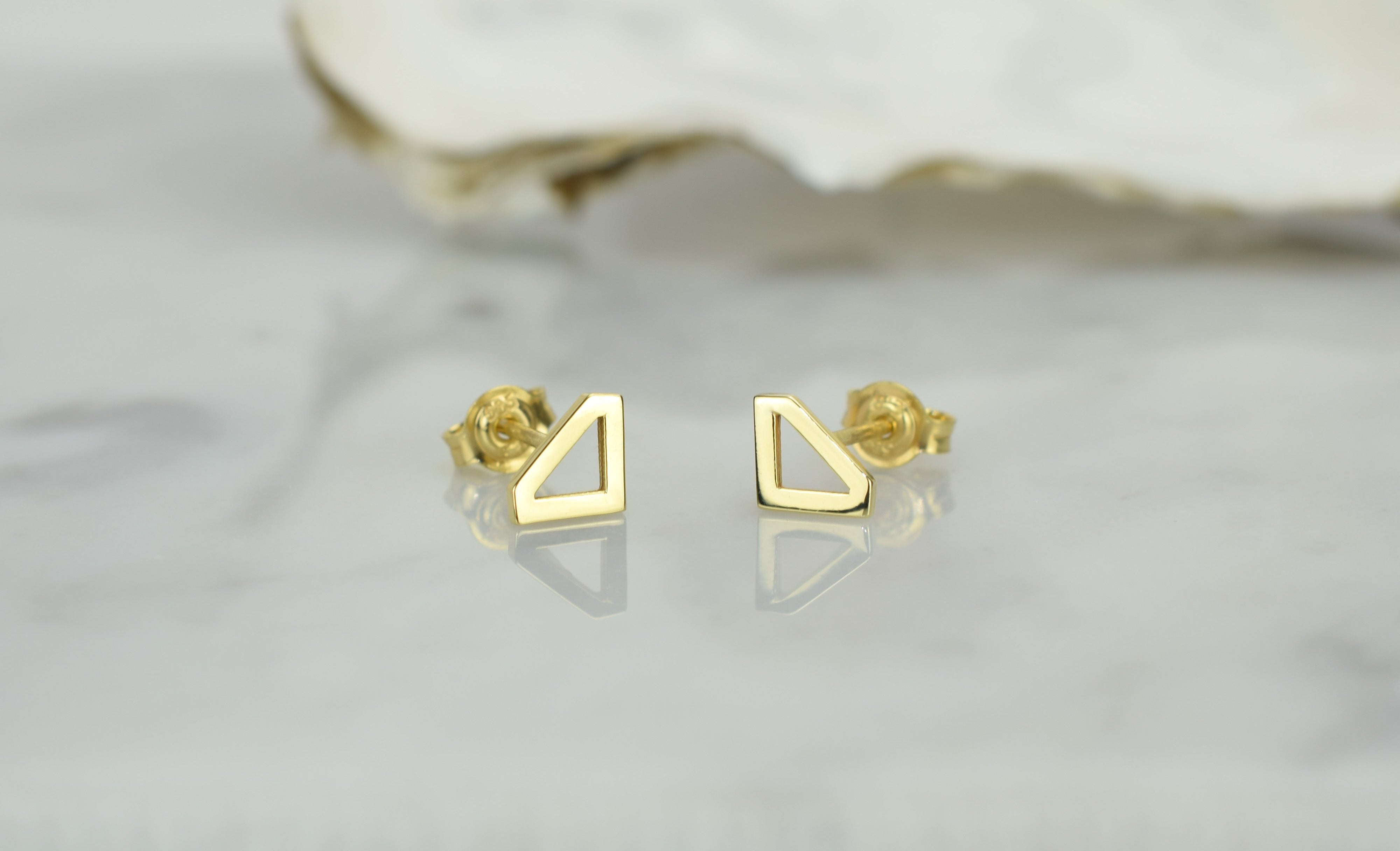 14k oorknoppen diamant, diamantvormige oorbellen goud, subtiele oorbellen goud, oorbellen 14k diamantvormige oorknoppen, oorbellen zonder stenen