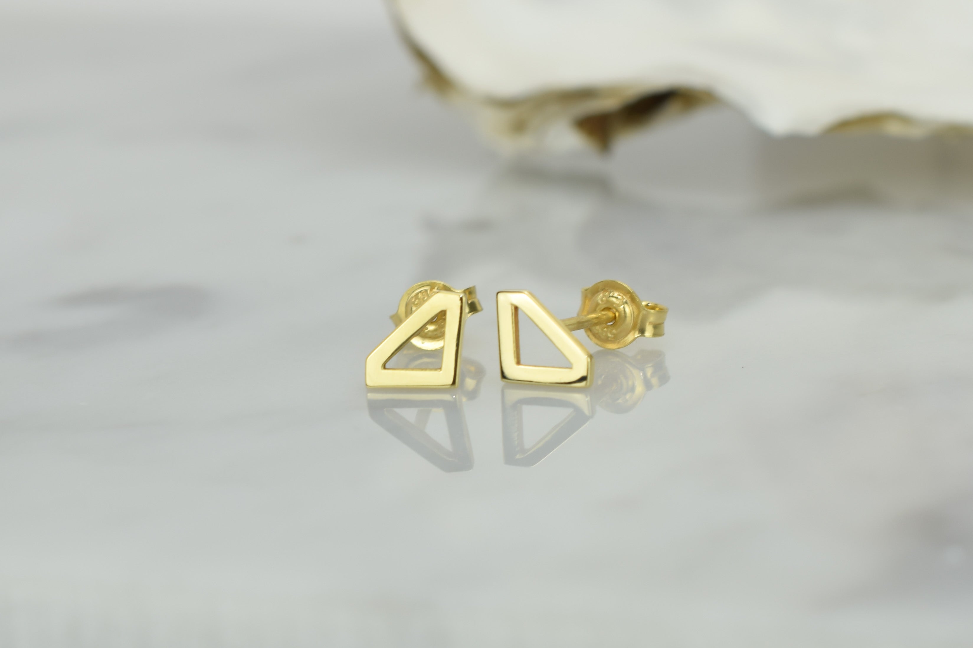 14k oorknoppen diamant, diamantvormige oorbellen goud, subtiele oorbellen goud, oorbellen 14k diamantvormige oorknoppen, oorbellen zonder stenen