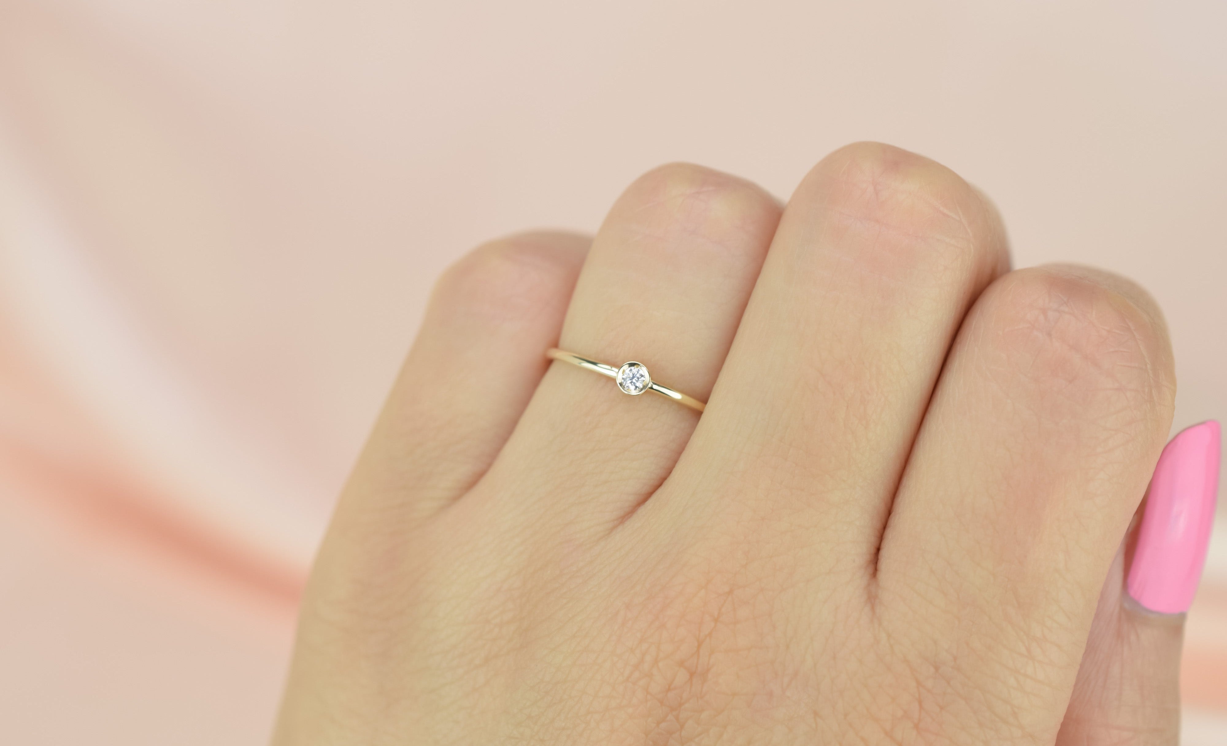 14k solitaire ring, petite gold ring, 14 karaat 2mm ring, solitaire 2mm ring, gouden stapel ring, dames ring goud, verlovingsring goud, 14k ring met steen