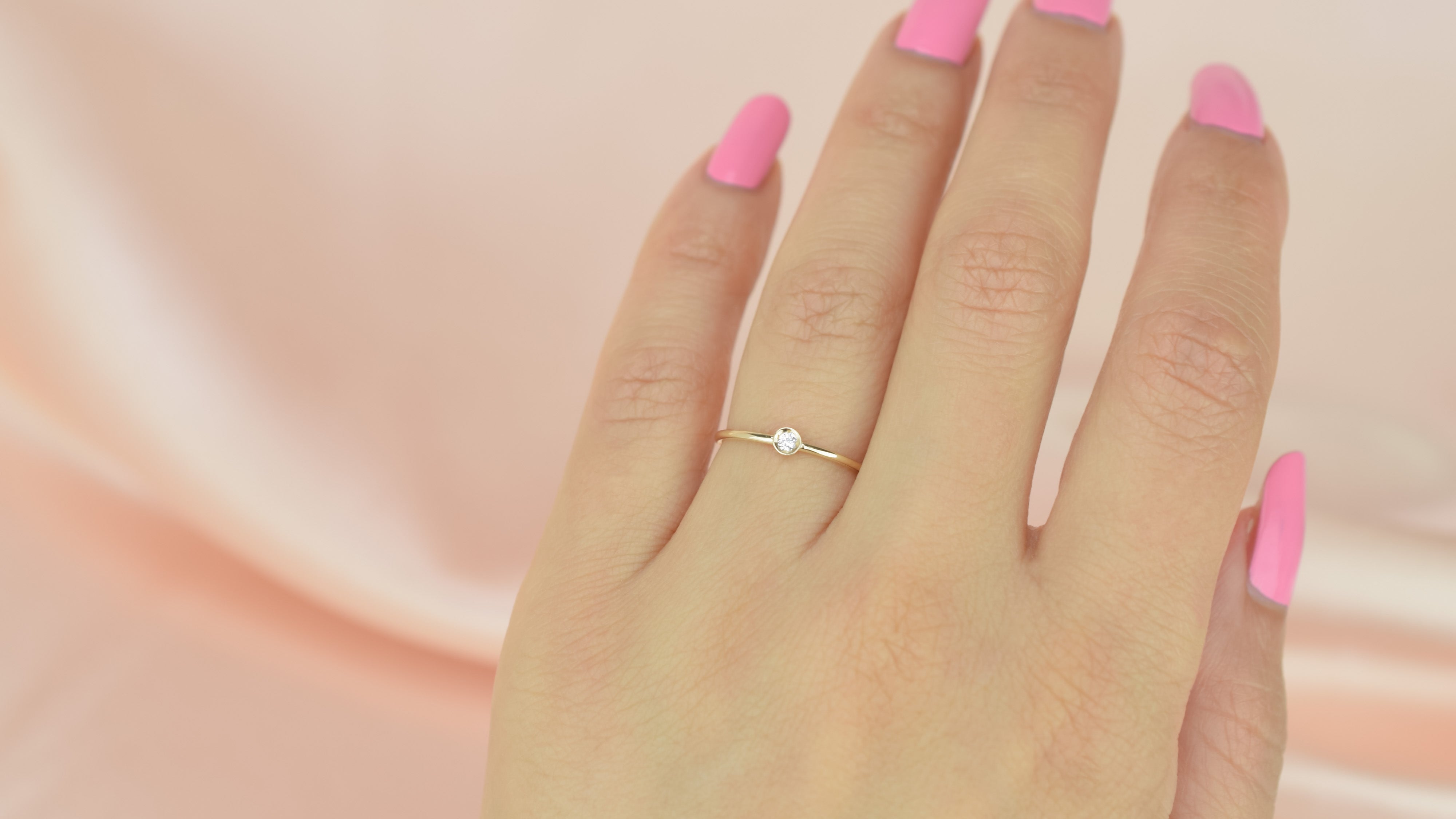 14k solitaire ring, petite gold ring, 14 karaat 2mm ring, solitaire 2mm ring, gouden stapel ring, dames ring goud, verlovingsring goud, 14k ring met steen