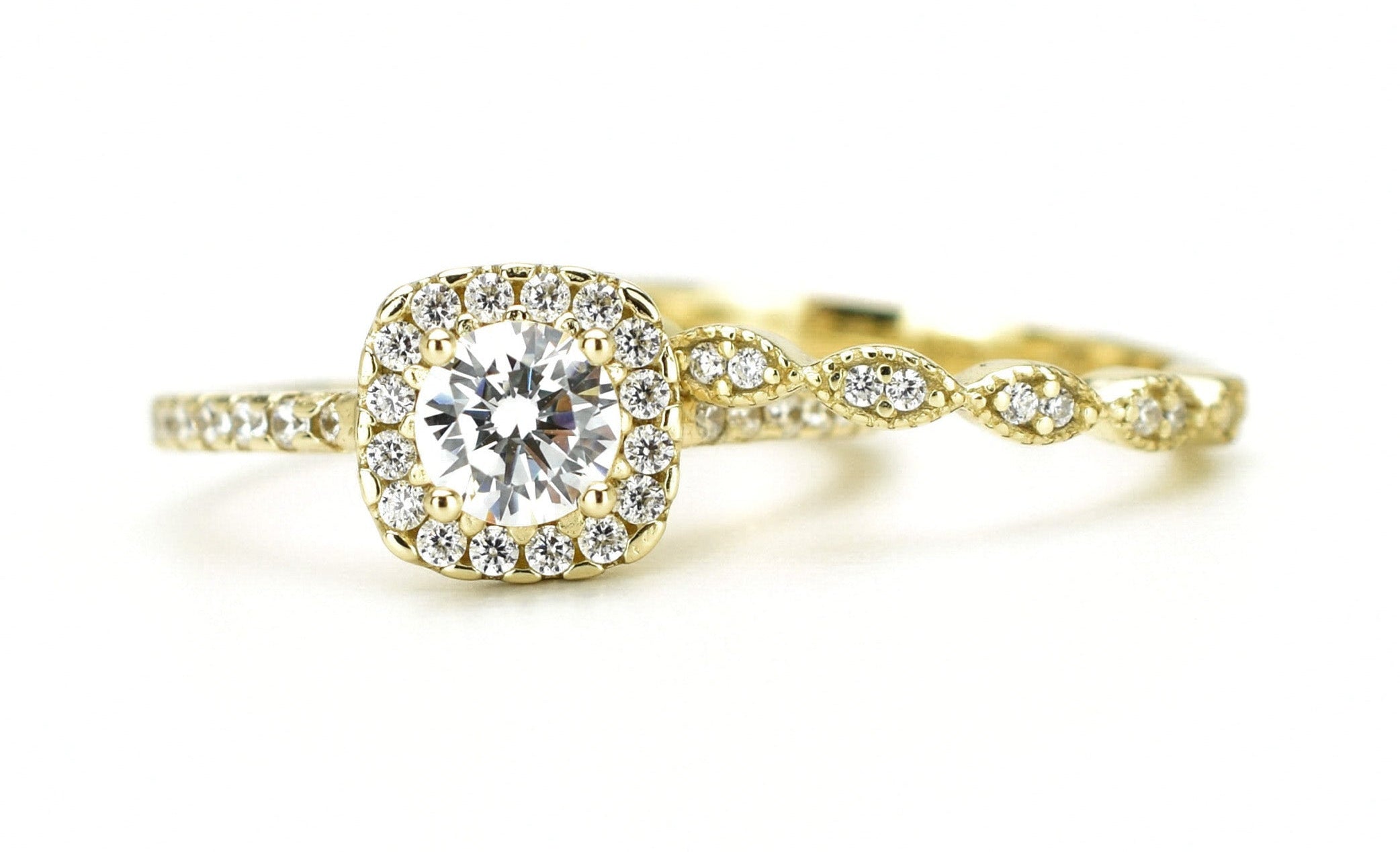 verlovingsring goud, gouden verlovingsring, zilveren verlovingsring, rosegouden verlovingsring, ring met stenen, solitaire zilveren ring met solitaire steen, vierkante ring, zilveren vierkante ring, gouden vierkante ring, ringenset goud, zilveren ringenset solitaire