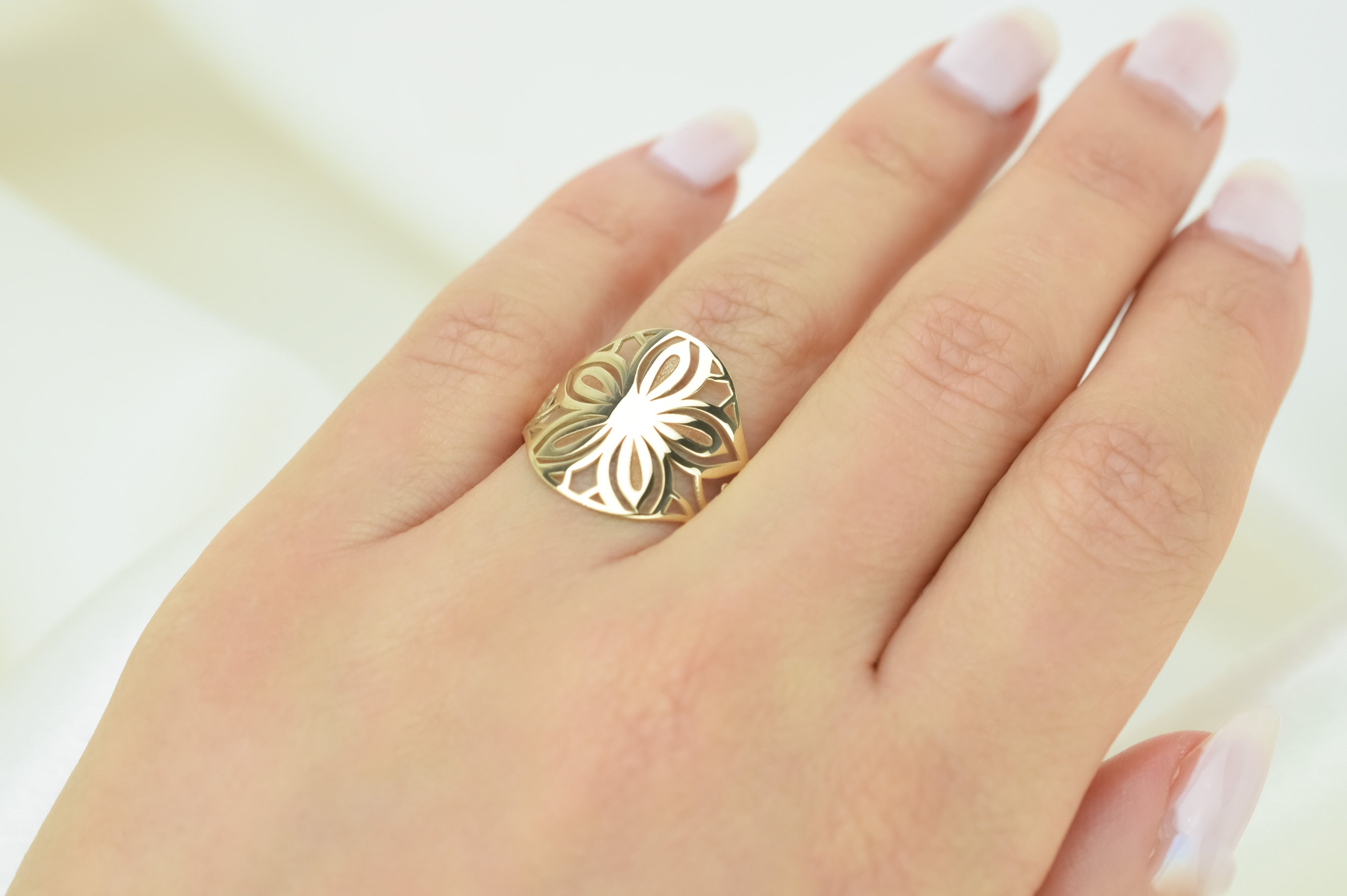 14k bloem Zegelring, Brede gouden ring, 14k Ring, Vrouwen Ring, Duim Ring, Statement Ring, Sieraden, Graveer Ring, Blaadjes Ring, Roos Ring