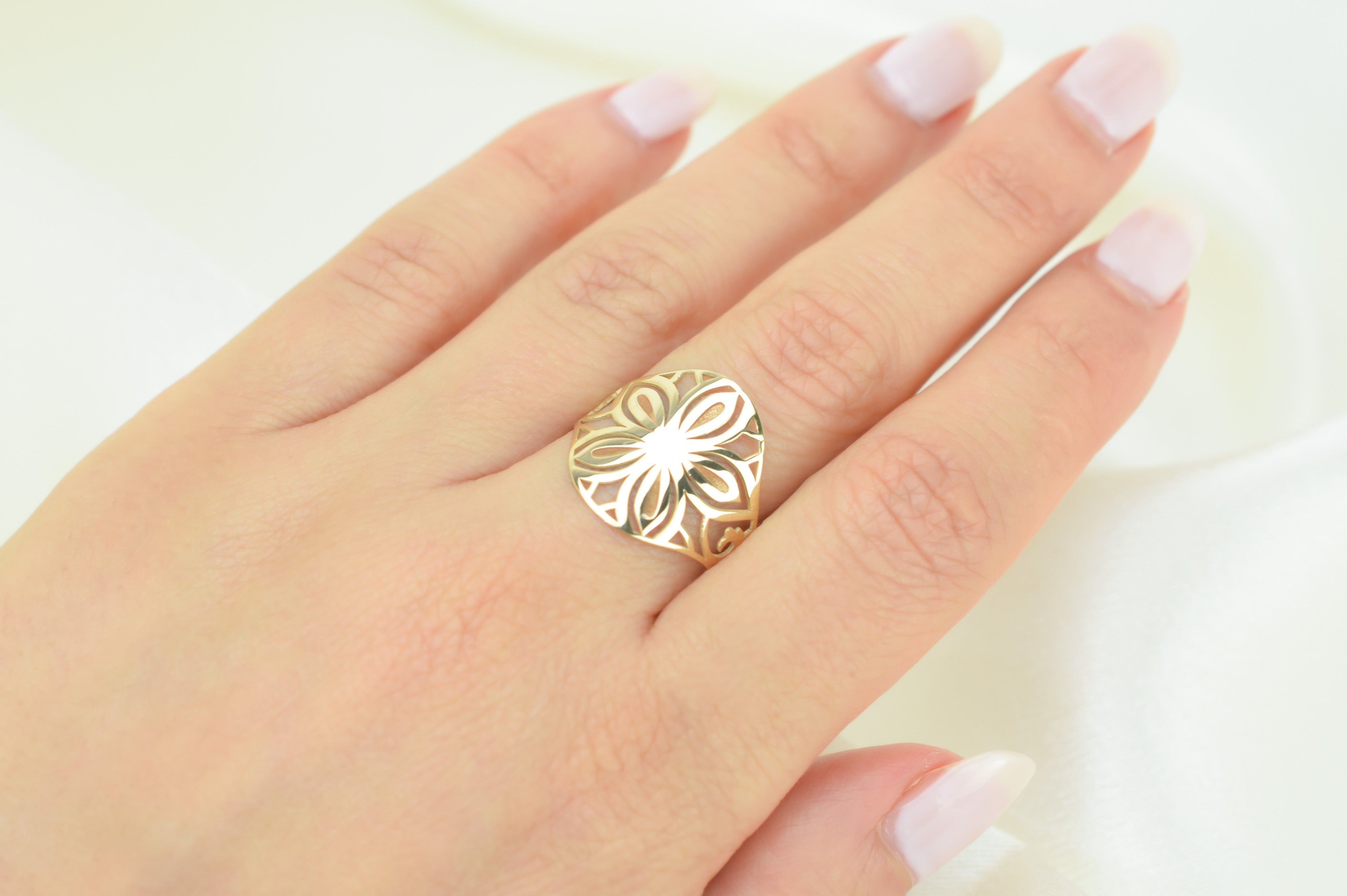 14k bloem Zegelring, Brede gouden ring, 14k Ring, Vrouwen Ring, Duim Ring, Statement Ring, Sieraden, Graveer Ring, Blaadjes Ring, Roos Ring