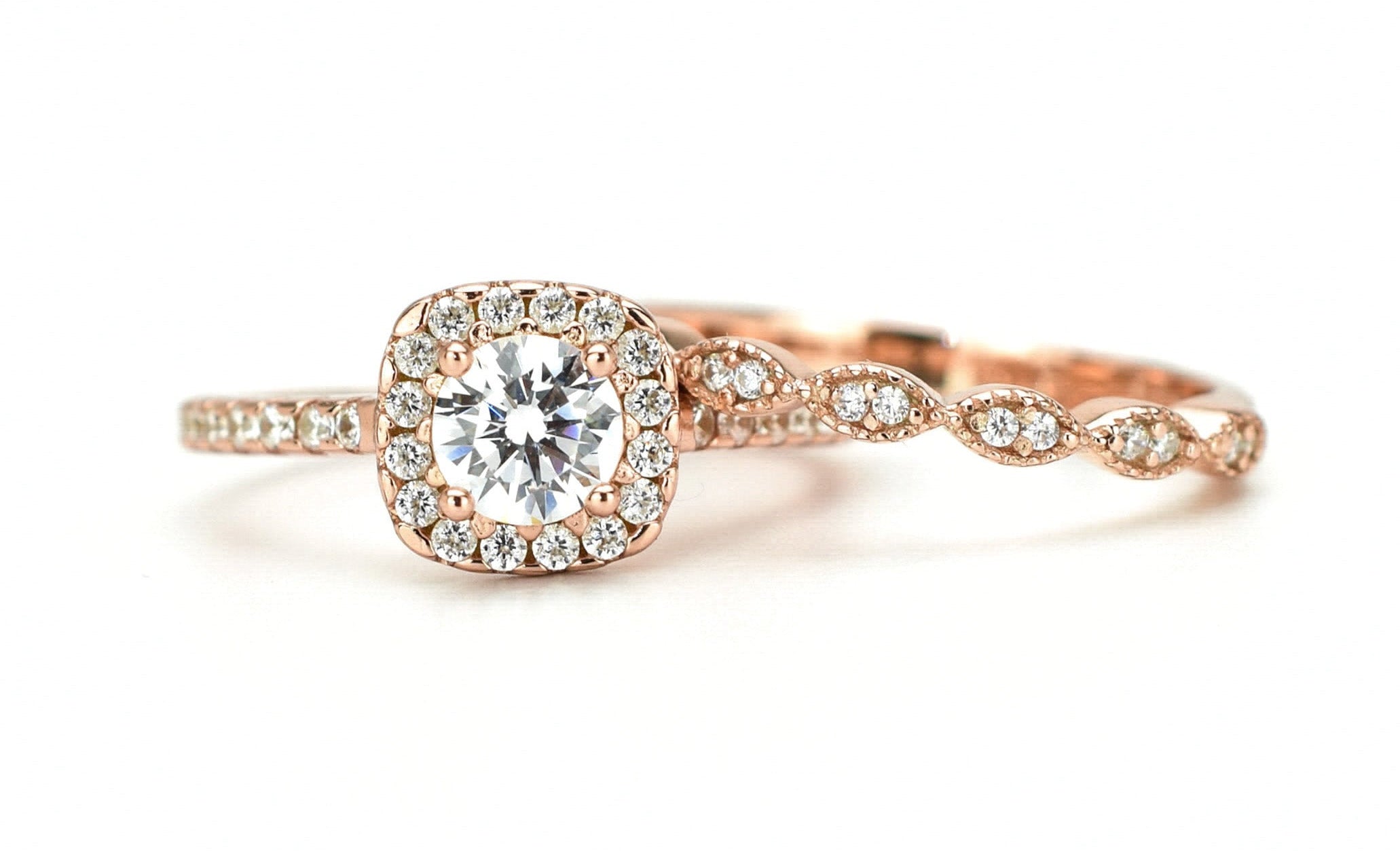 verlovingsring goud, gouden verlovingsring, zilveren verlovingsring, rosegouden verlovingsring, ring met stenen, solitaire zilveren ring met solitaire steen, vierkante ring, zilveren vierkante ring, gouden vierkante ring, ringenset goud, zilveren ringenset solitaire