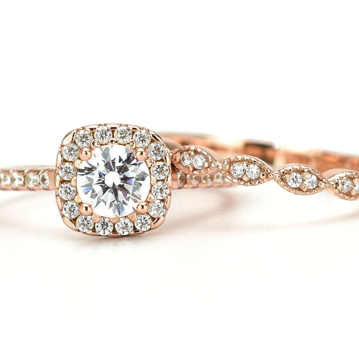 verlovingsring goud, gouden verlovingsring, zilveren verlovingsring, rosegouden verlovingsring, ring met stenen, solitaire zilveren ring met solitaire steen, vierkante ring, zilveren vierkante ring, gouden vierkante ring, ringenset goud, zilveren ringenset solitaire