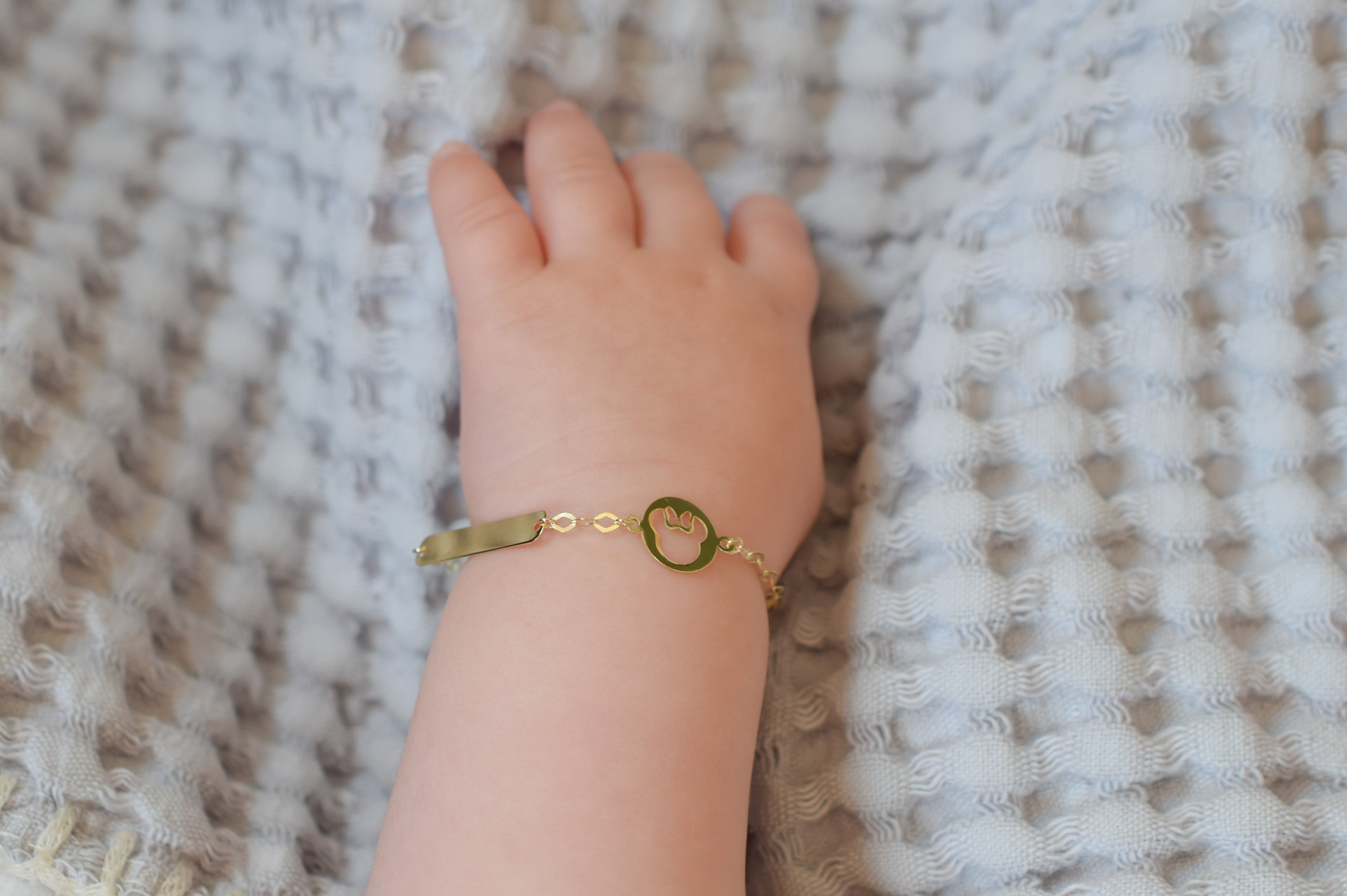 baby armbandje, gouden kinderarmbandje, armband goud voor kinderen, minnimouse armbandje, disney armband, plaatarmbandje goud, 14k gouden kinderarmband