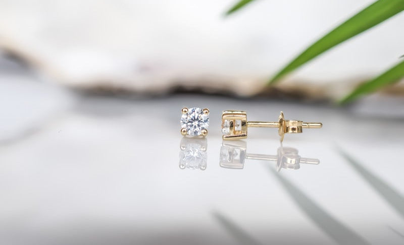 gouden witte oorknoppen, kleine gouden oorbellen met stenen, oorknoppen met witte stenen, gouden oorbellen met ronde stenen