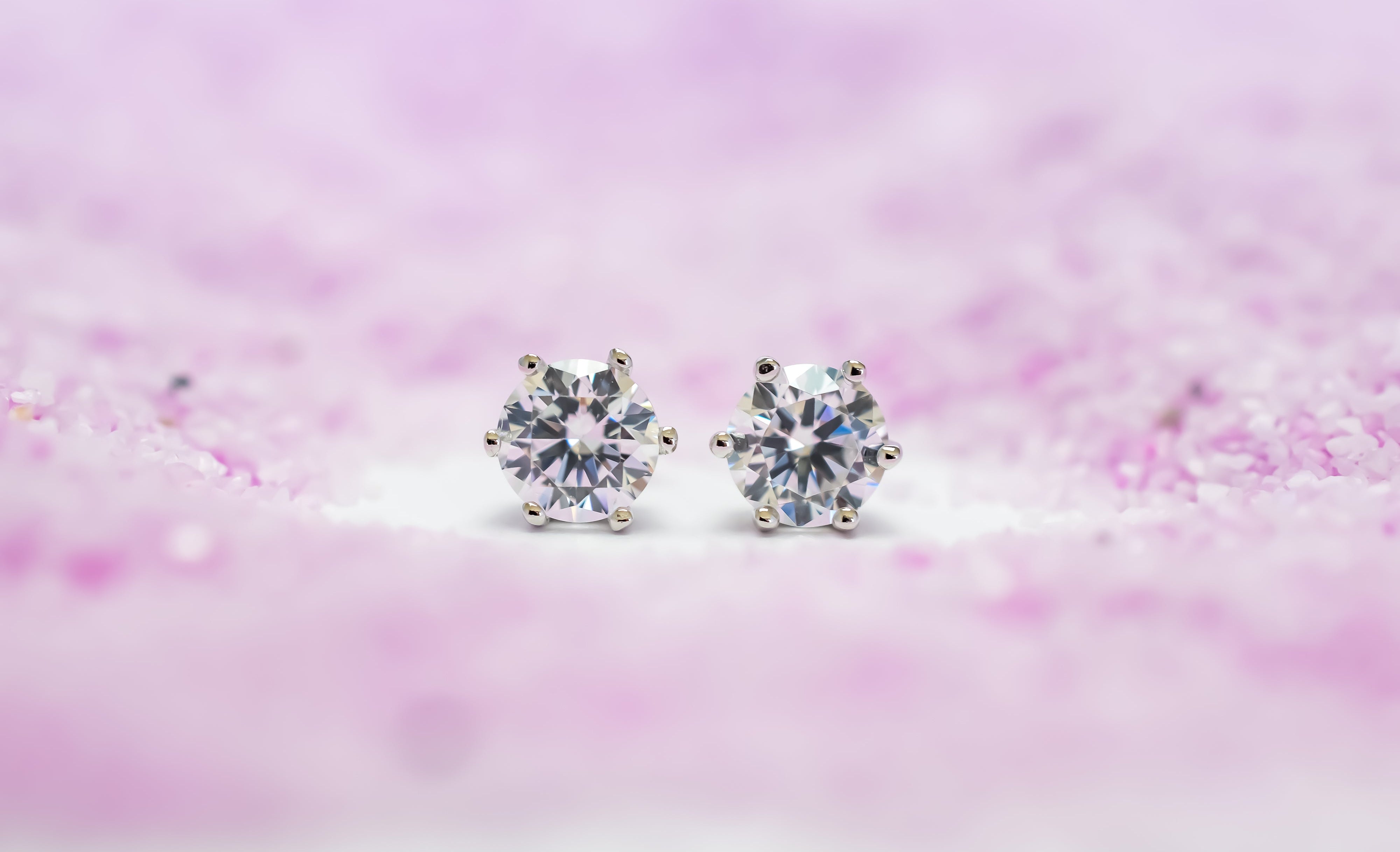 Oorbellen met steen, diamant oorbellen, oorbellen met witte stenen, ronde stenen oorbellen, kleine oorknoppen, oorsieraden zilver, zilveren oorknoppen, subtiele oorknoppen, fijne zilveren oorknoppen zilver