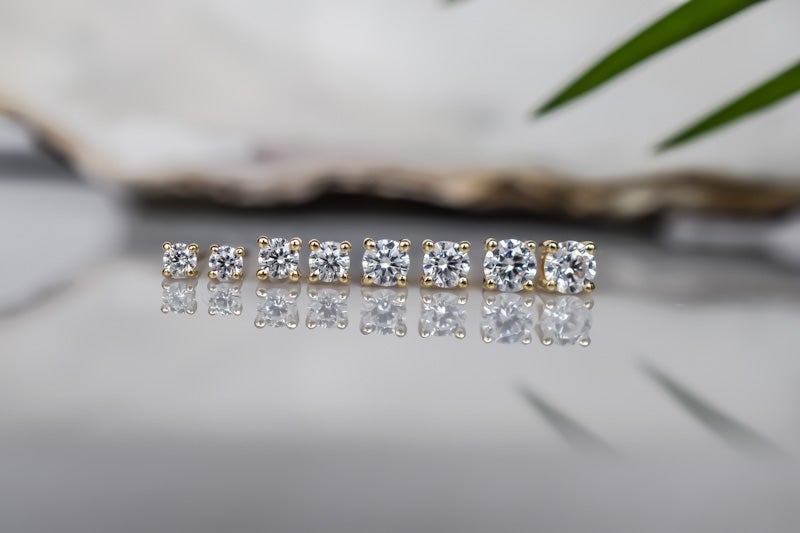 gouden witte oorknoppen, kleine gouden oorbellen met stenen, oorknoppen met witte stenen, gouden oorbellen met ronde stenen