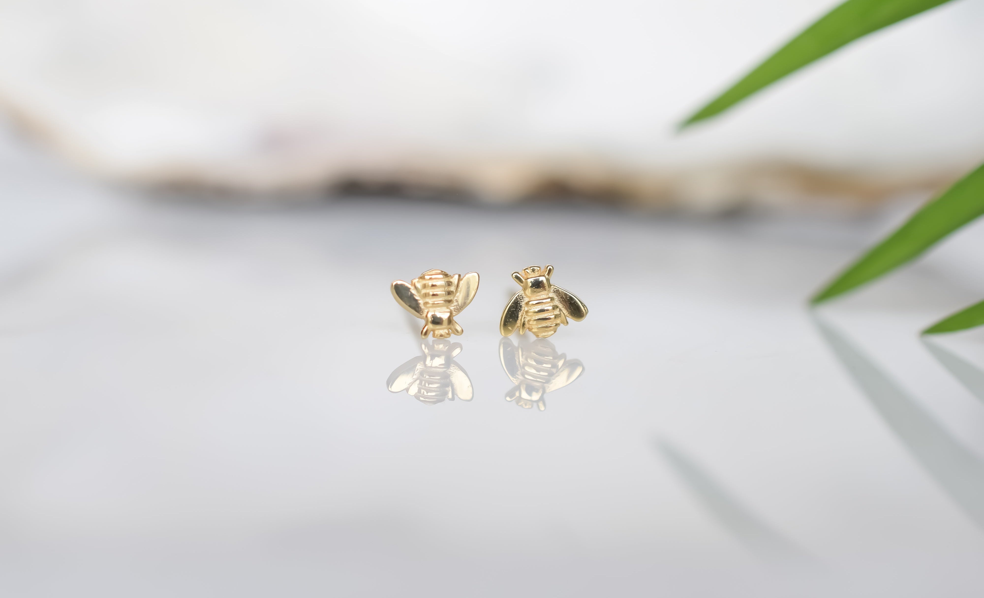 14k gouden bijtjes oorknoppen, oorbellen bijtjes 14k, kleine oorbellen goud voor dames, dames 14k oorbellen, petite gouden oorknoppen