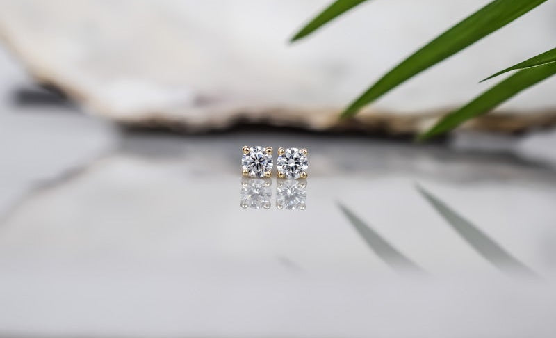 gouden witte oorknoppen, kleine gouden oorbellen met stenen, oorknoppen met witte stenen, gouden oorbellen met ronde stenen