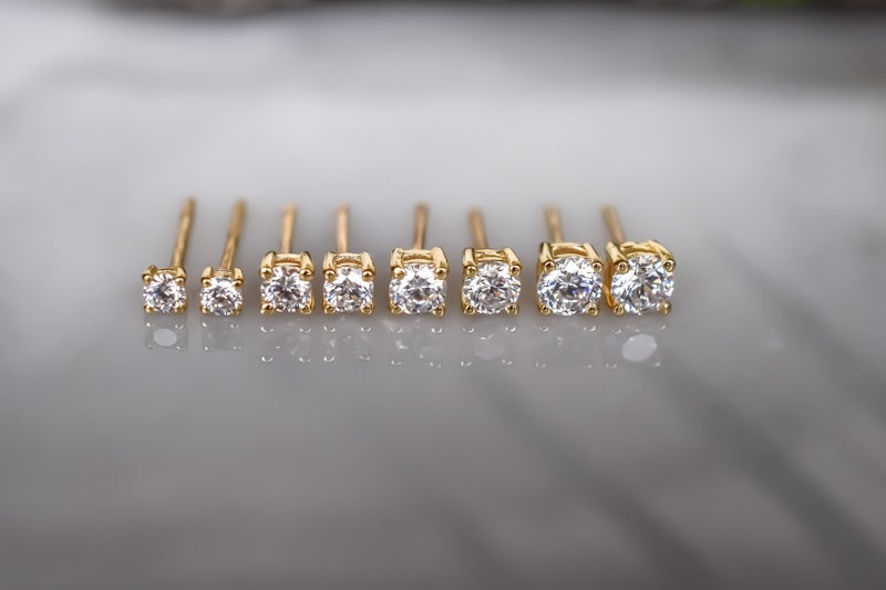 gouden witte oorknoppen, kleine gouden oorbellen met stenen, oorknoppen met witte stenen, gouden oorbellen met ronde stenen