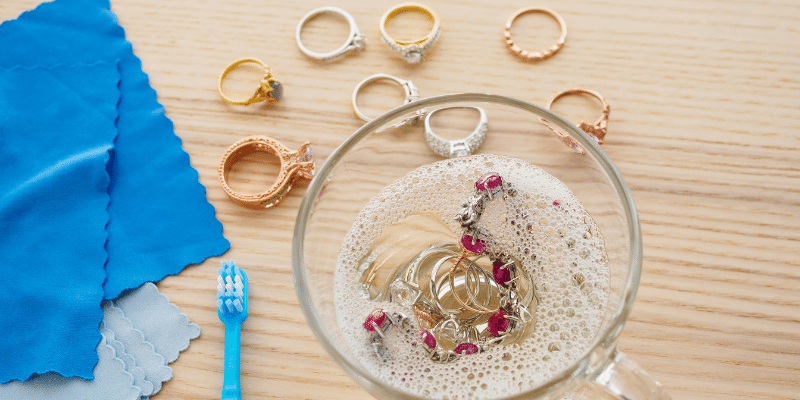 Stapsgewijze Handleiding voor het Schoonmaken van Sieraden