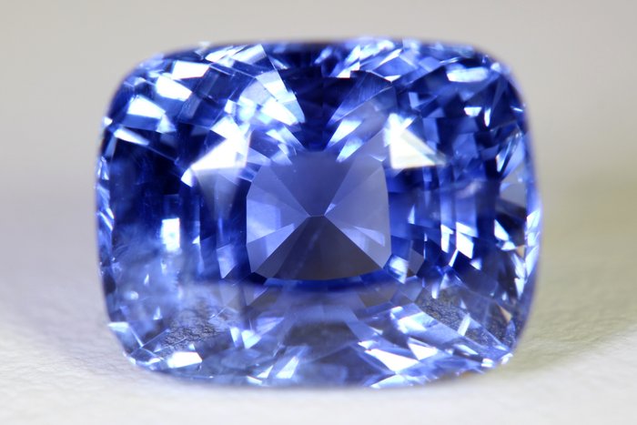 Betoverende Saffier: De Geboortesteen van September