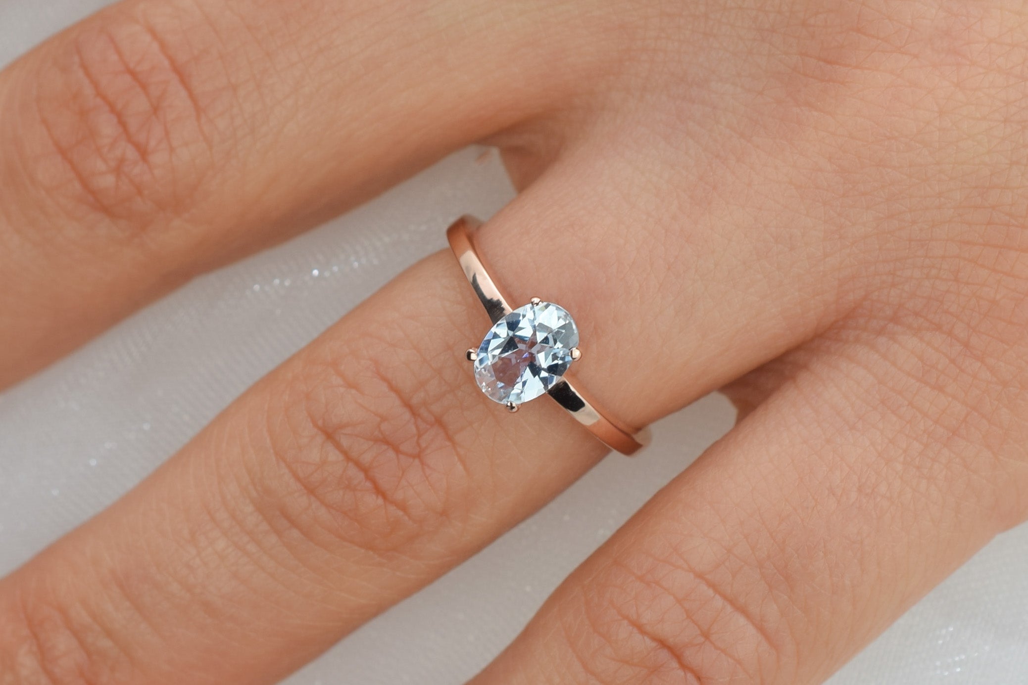 14k goud topaas ring, licht blauw topaas ring, natuurlijke topaas ring goud, ovaal geslepen rose ring, verlovingsring goud, rose gouden birthstone ring, birthstone sieraden, geboorte steen ring, swarovski ring, 14k swarovski ring, swarovski topaas ring