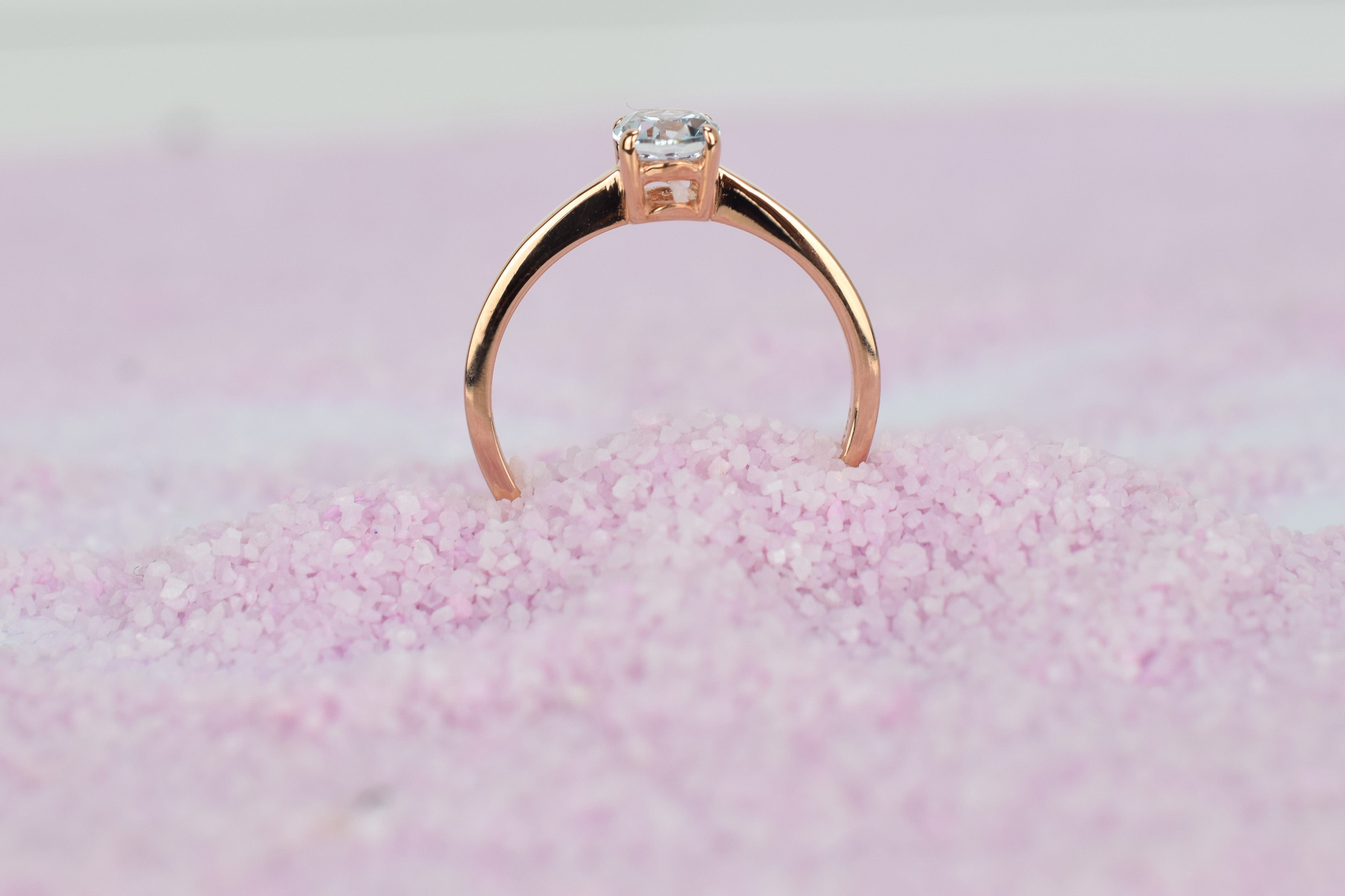 14k goud topaas ring, licht blauw topaas ring, natuurlijke topaas ring goud, ovaal geslepen rose ring, verlovingsring goud, rose gouden birthstone ring, birthstone sieraden, geboorte steen ring, swarovski ring, 14k swarovski ring, swarovski topaas ring