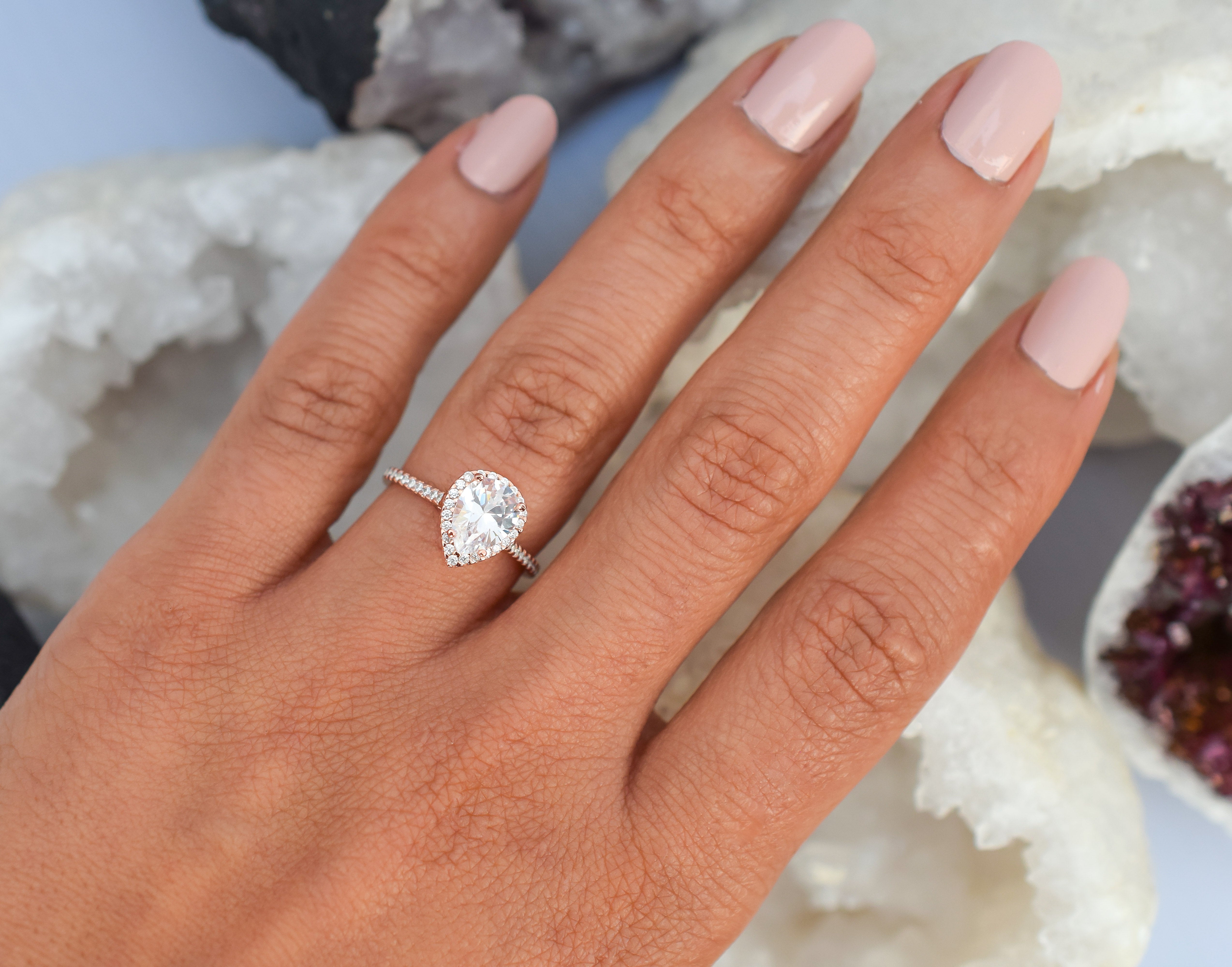 Peervormige ring met stenen, rose ring met stenen, peer ring rosegoud, verlovingsring dames, ring peervormige steen, druppelvormige ring met steen, trouwring goud