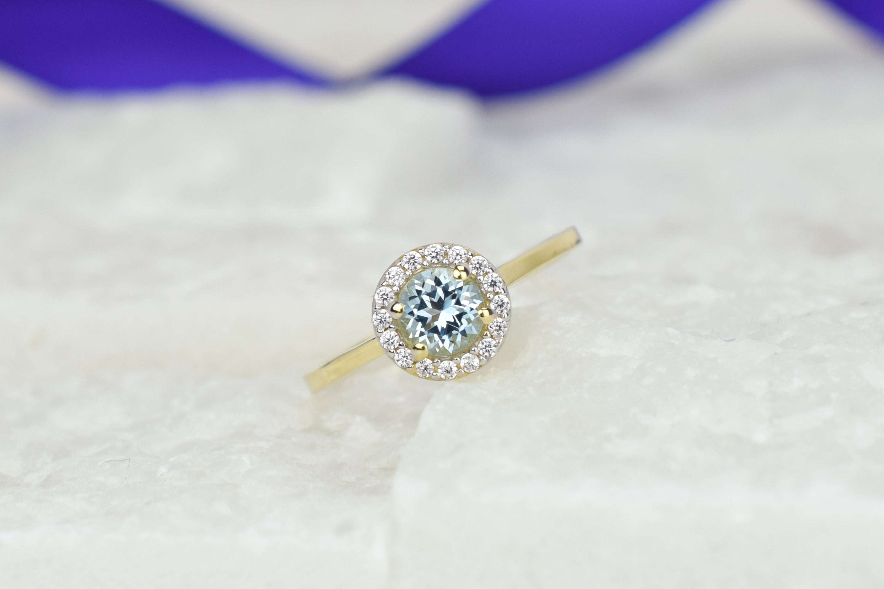 14k swarovski ring, swarovski goud, swarovski topaas ring, ring birthstone, november geboortesteen, ronde topaas ring, 14k gouden ring, 14k ronde blauwe steen ring