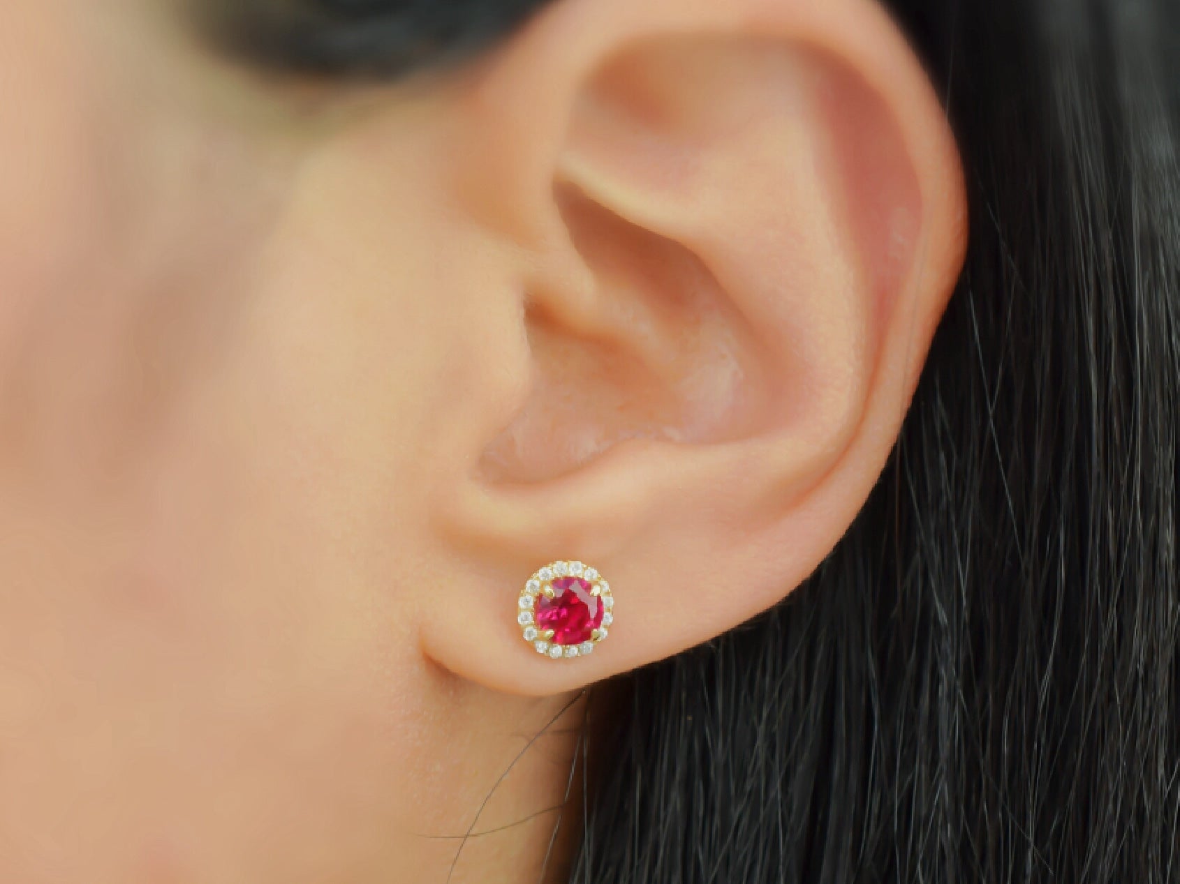 gouden robijn oorbellen, oorbellen robij, 18k gouden robijn oorsieraden, oorbellen ruby, ruby gold oorbellen, birthstone oorbellen, geboortesteen oorbellen, rode oorbellen, ronde oorbellen, gouden ruby oorknoppen, sieraden, gouden sieraden, zilveren rode oorbellen