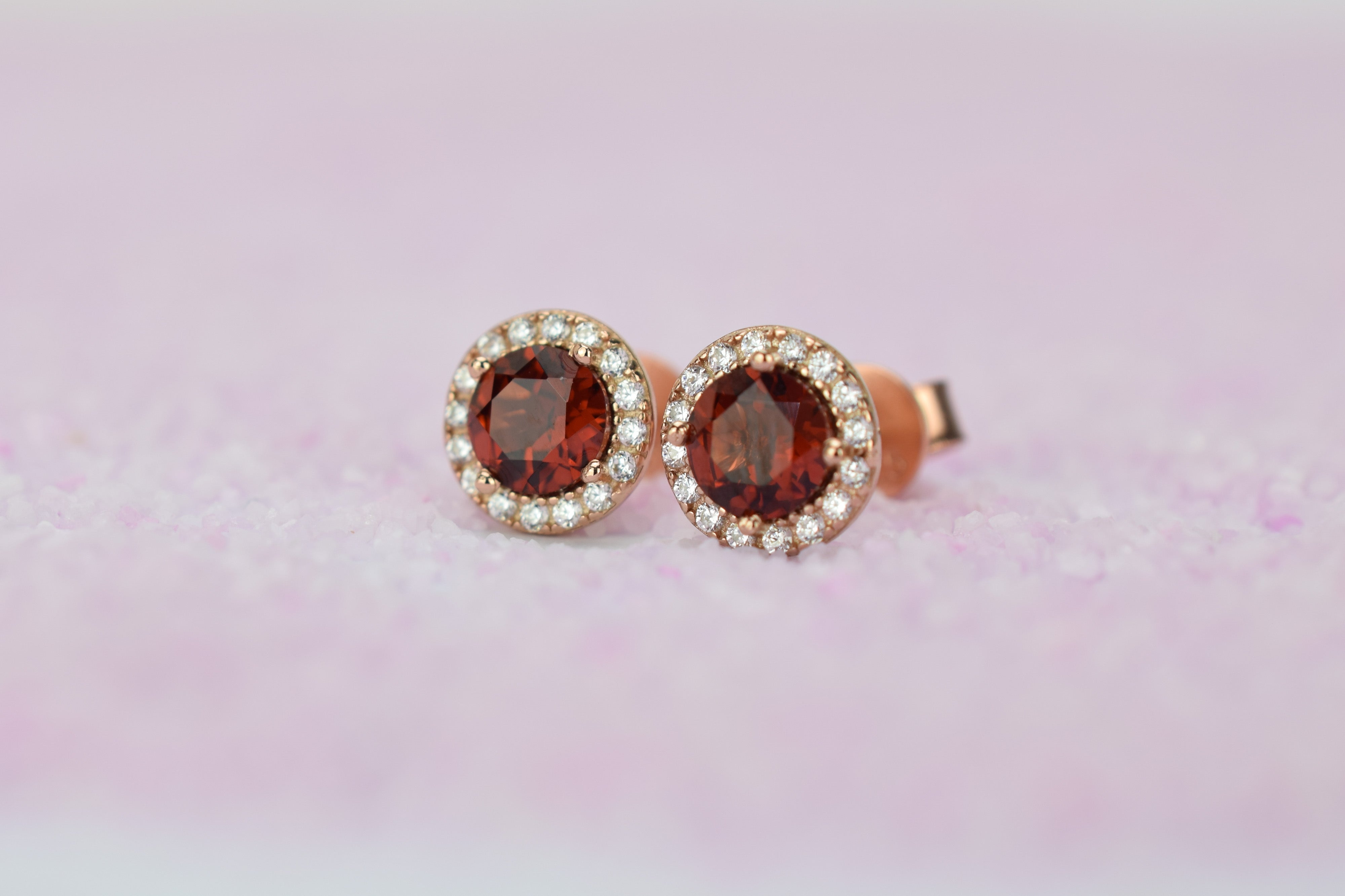 Granaat oorbellen, Granaat geboorte stenen, Granaat zilveren oorbellen, birthstone oorbellen, geboortesteen oorbellen, januari stenen, zilveren geboorte stenen, geboorte stenen sieraden, birthstone stenen