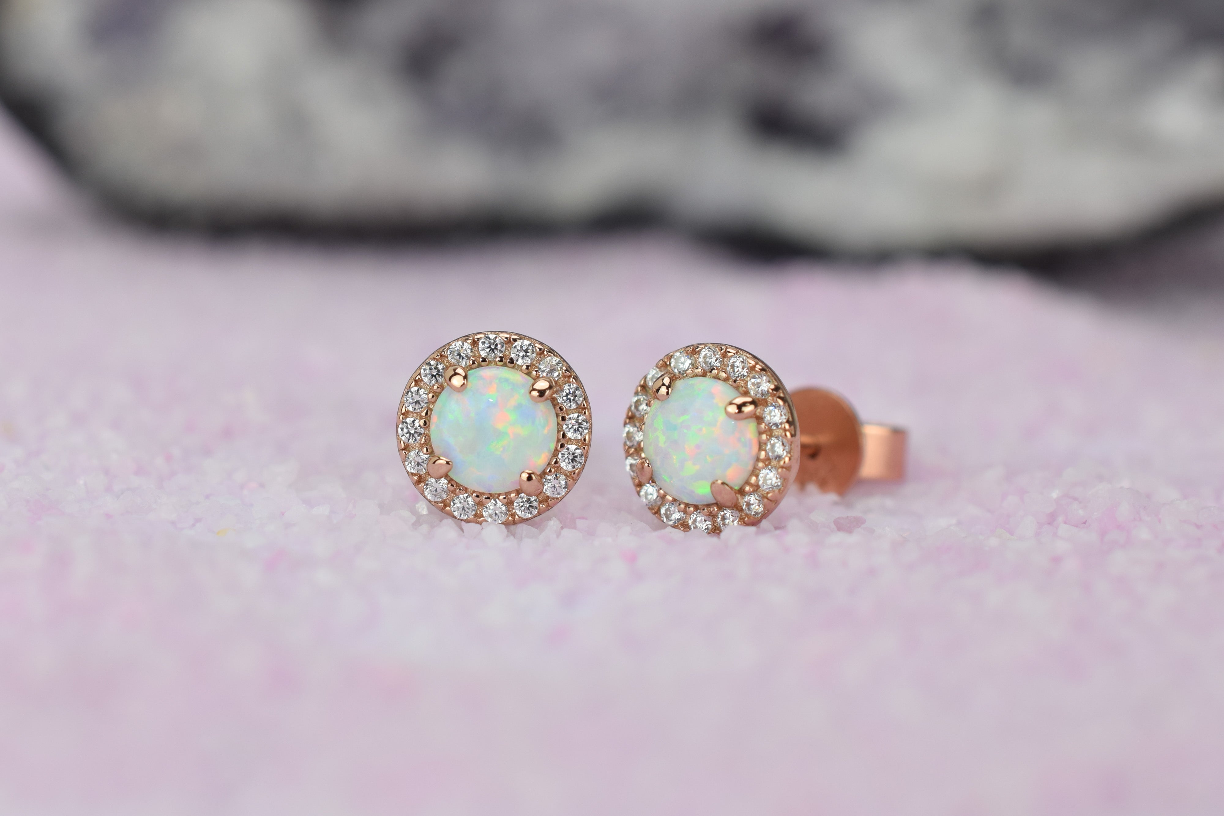 Opaal oorbellen gouden opaal oorbellen, opaal zilveren oorbellen, rosegouden opaal oorbellen, ronde opaal oorbellen, witte stenen oorbellen, birthstone opal, geboortesteen oorbellen, sieraden opaal, oktober sieraden, opaal ronde oorknoppen