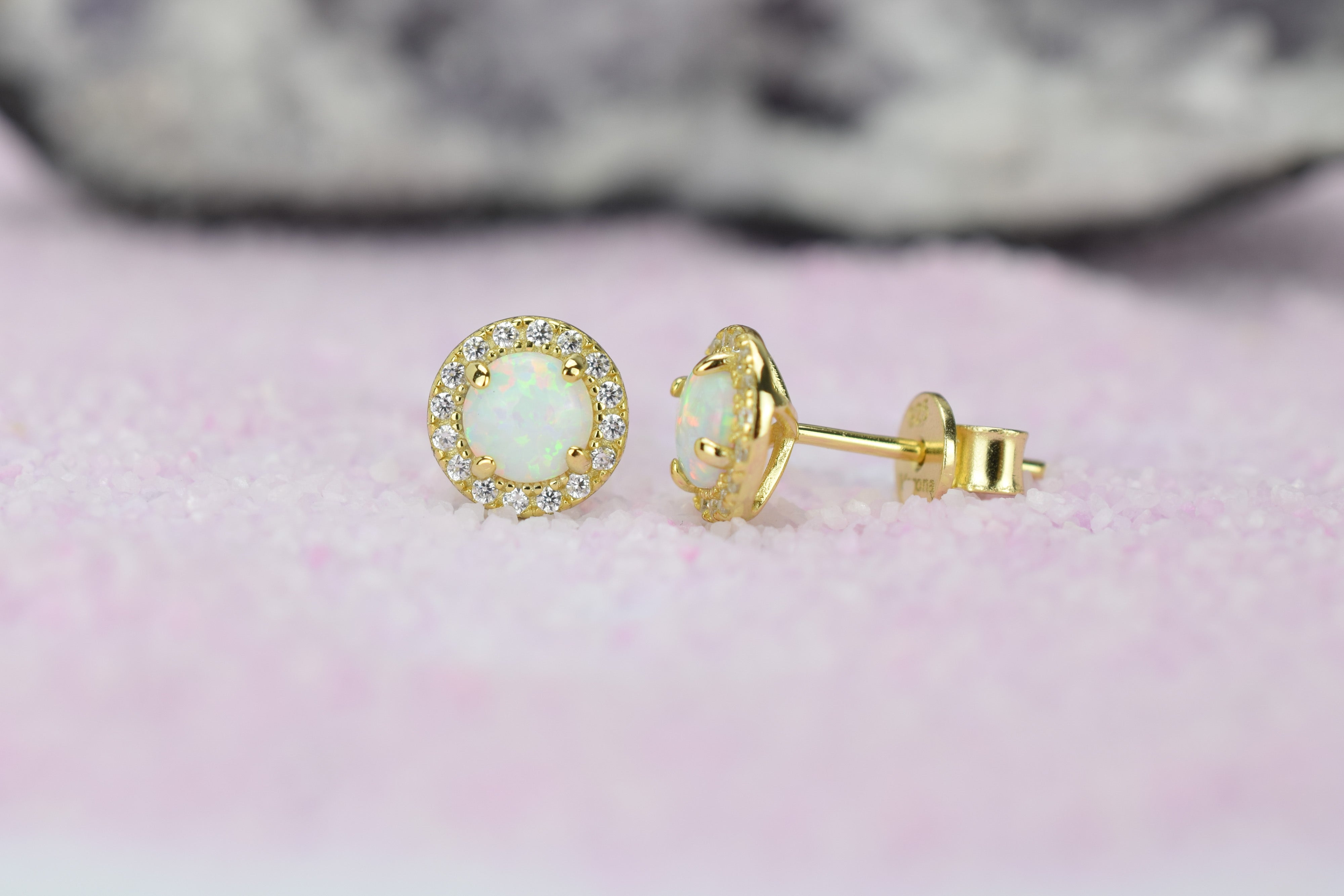 Opaal oorbellen gouden opaal oorbellen, opaal zilveren oorbellen, rosegouden opaal oorbellen, ronde opaal oorbellen, witte stenen oorbellen, birthstone opal, geboortesteen oorbellen, sieraden opaal, oktober sieraden, opaal ronde oorknoppen