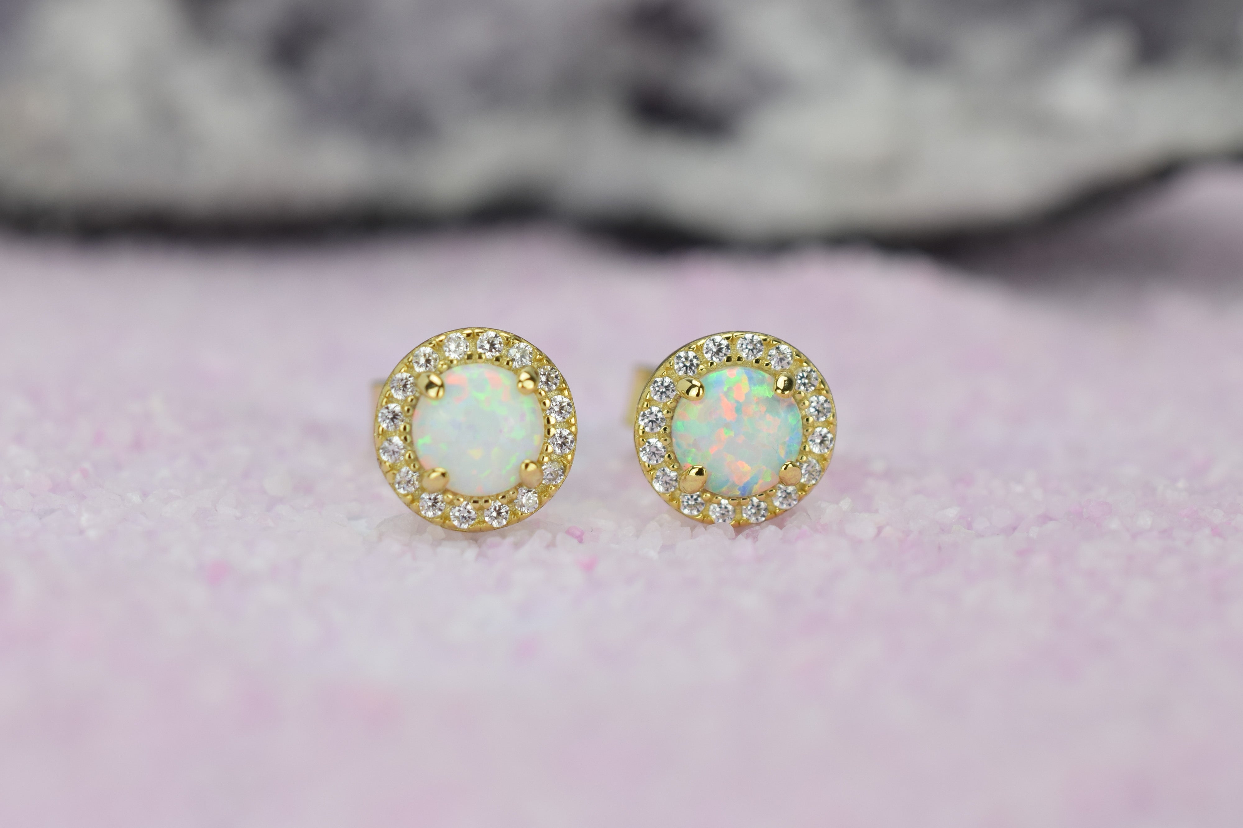 Opaal oorbellen gouden opaal oorbellen, opaal zilveren oorbellen, rosegouden opaal oorbellen, ronde opaal oorbellen, witte stenen oorbellen, birthstone opal, geboortesteen oorbellen, sieraden opaal, oktober sieraden, opaal ronde oorknoppen