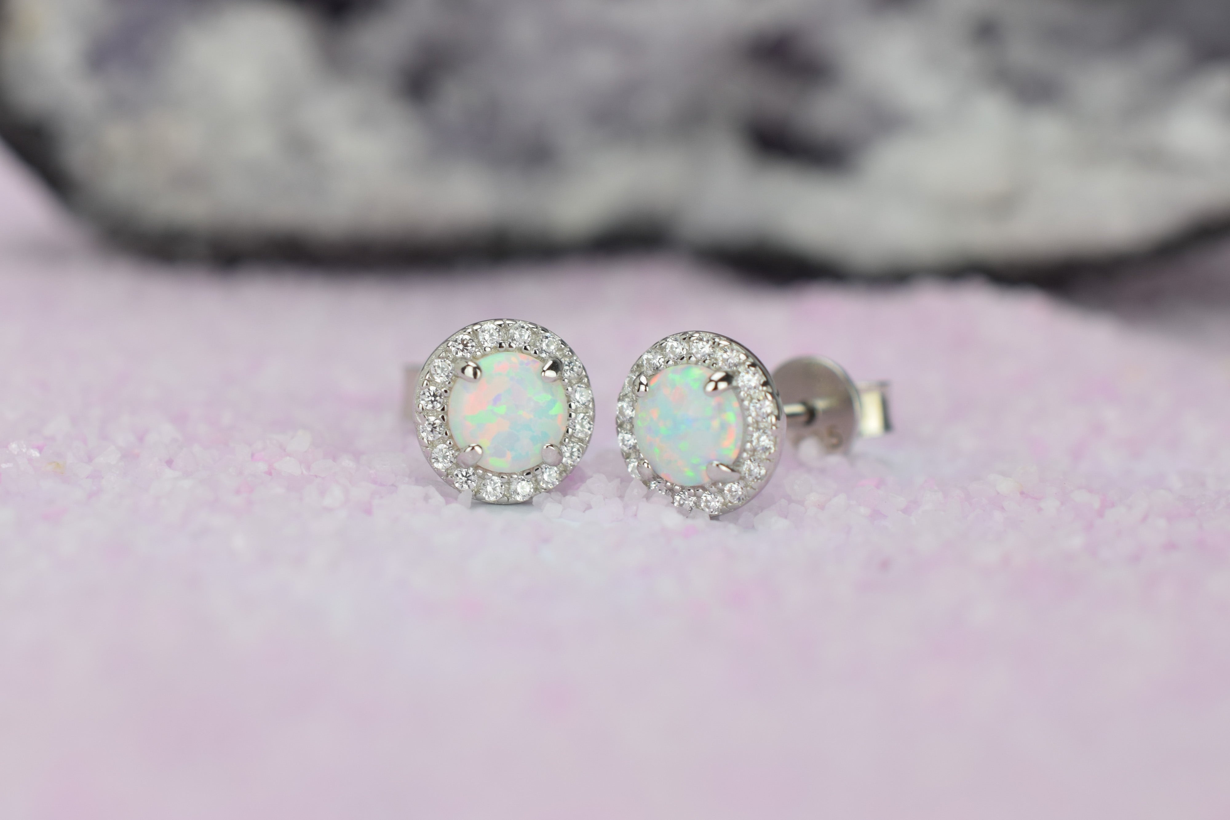 Opaal oorbellen gouden opaal oorbellen, opaal zilveren oorbellen, rosegouden opaal oorbellen, ronde opaal oorbellen, witte stenen oorbellen, birthstone opal, geboortesteen oorbellen, sieraden opaal, oktober sieraden, opaal ronde oorknoppen