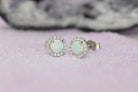 Opaal oorbellen gouden opaal oorbellen, opaal zilveren oorbellen, rosegouden opaal oorbellen, ronde opaal oorbellen, witte stenen oorbellen, birthstone opal, geboortesteen oorbellen, sieraden opaal, oktober sieraden, opaal ronde oorknoppen